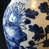 Vase balustre en porcelaine blanc bleu sous couverte céladon XIXe