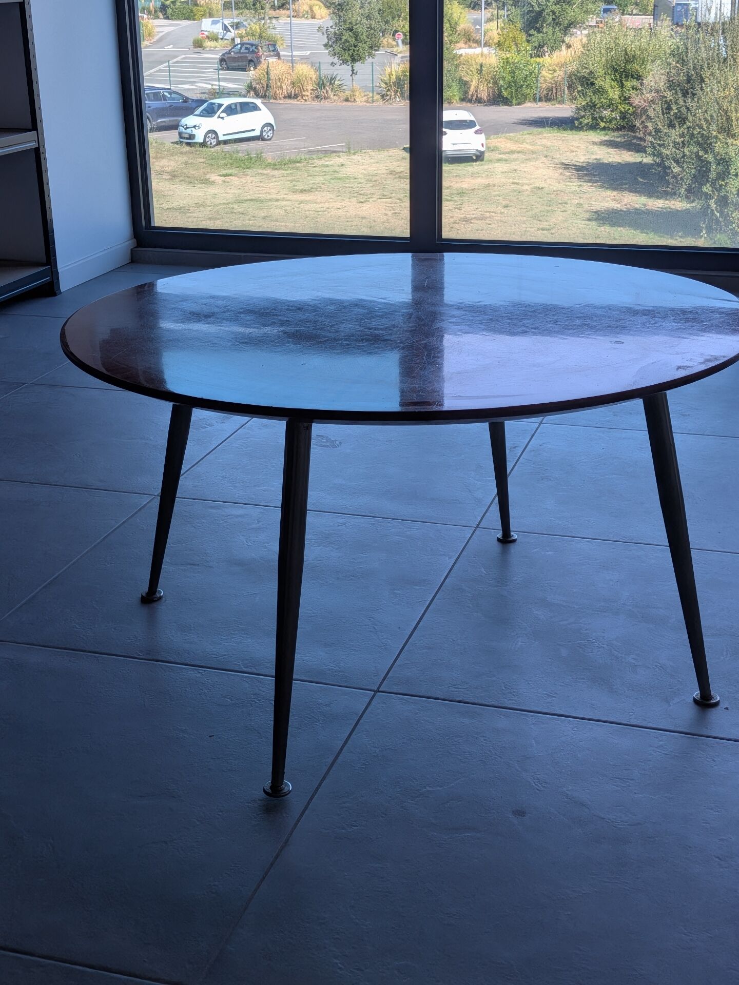 Vintage round coffee table in sun veneer – W. Germany, an