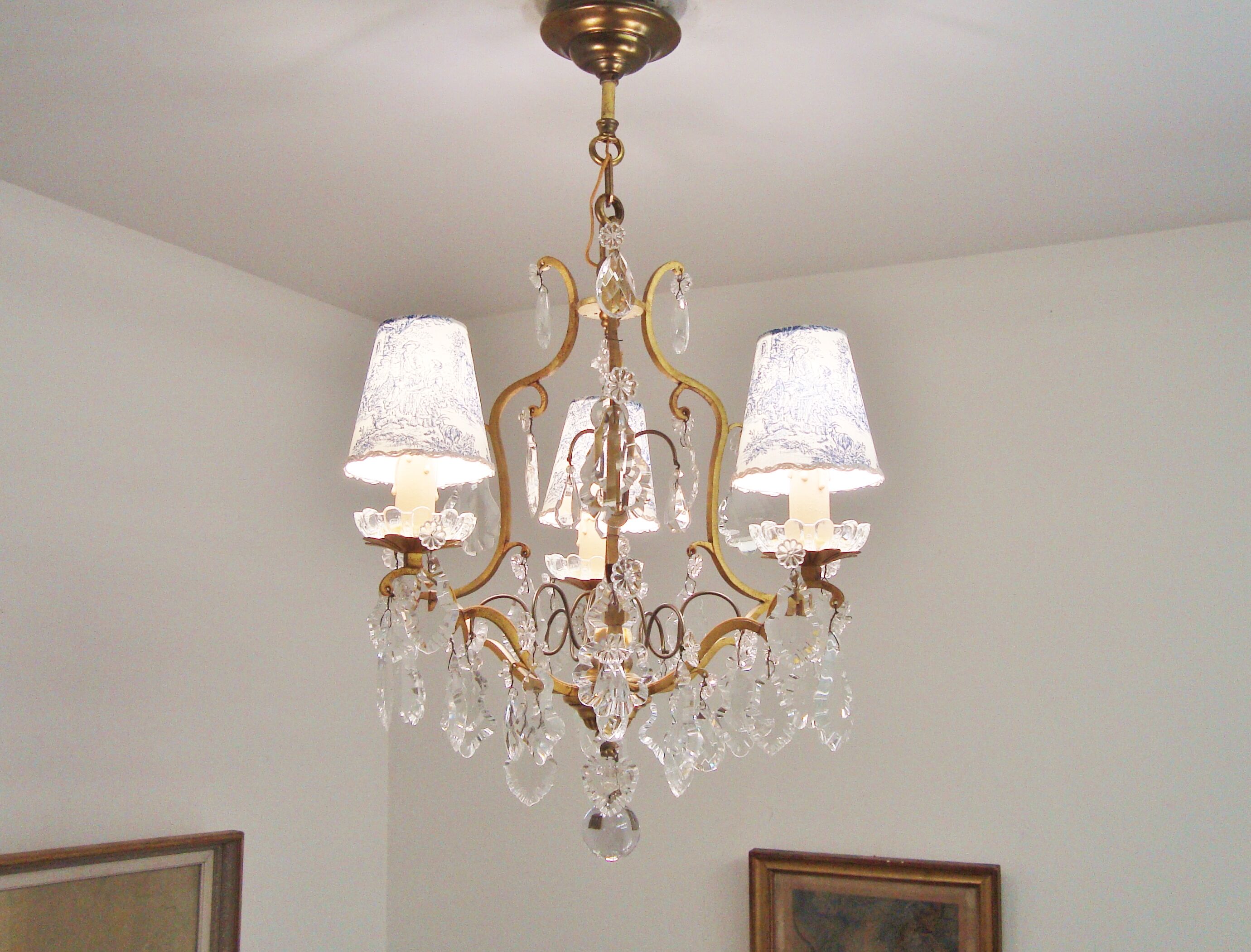 Vintage grapefruit chandelier with three lampshades in Toile de Jouy fabric