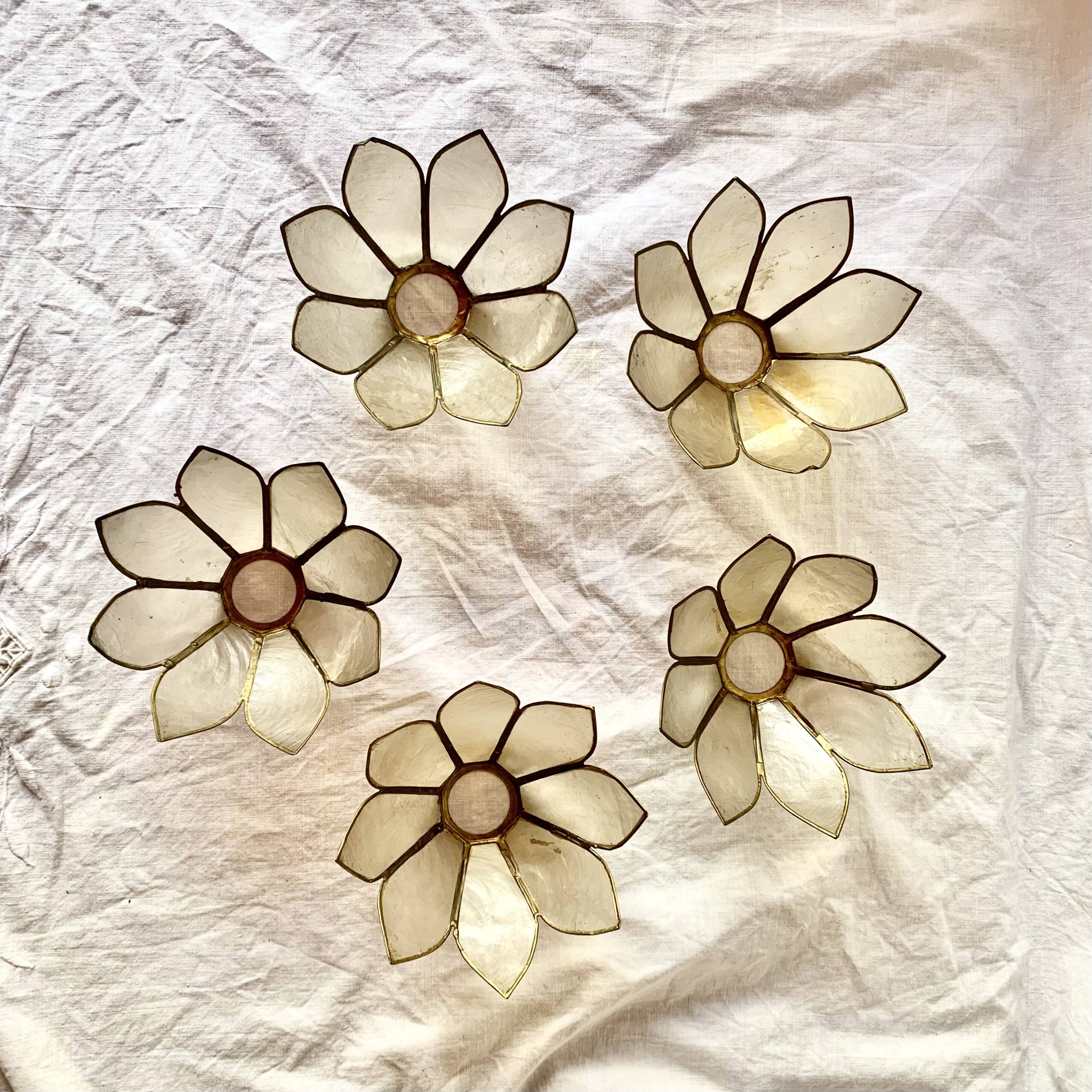 Vintage chandelier in gold metal and mother-of-pearl petals - 5 branches