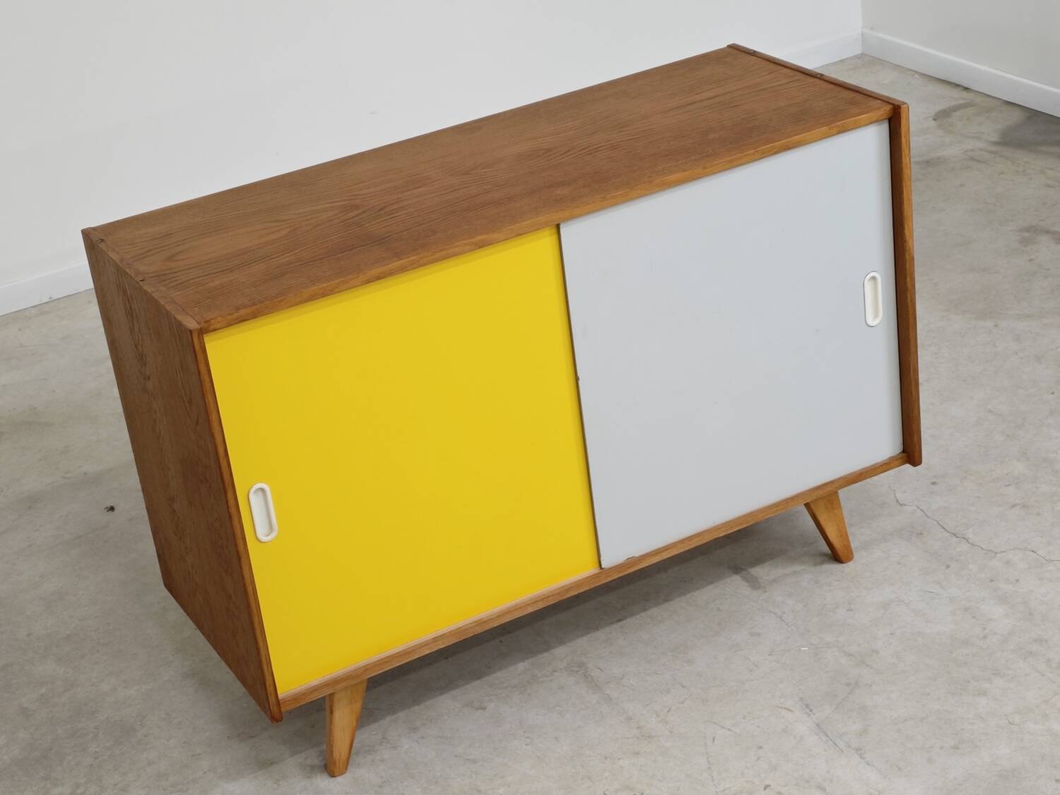 Buffet U-452 jaune et gris par Jiri Jiroutek pour Interier Praha 1960