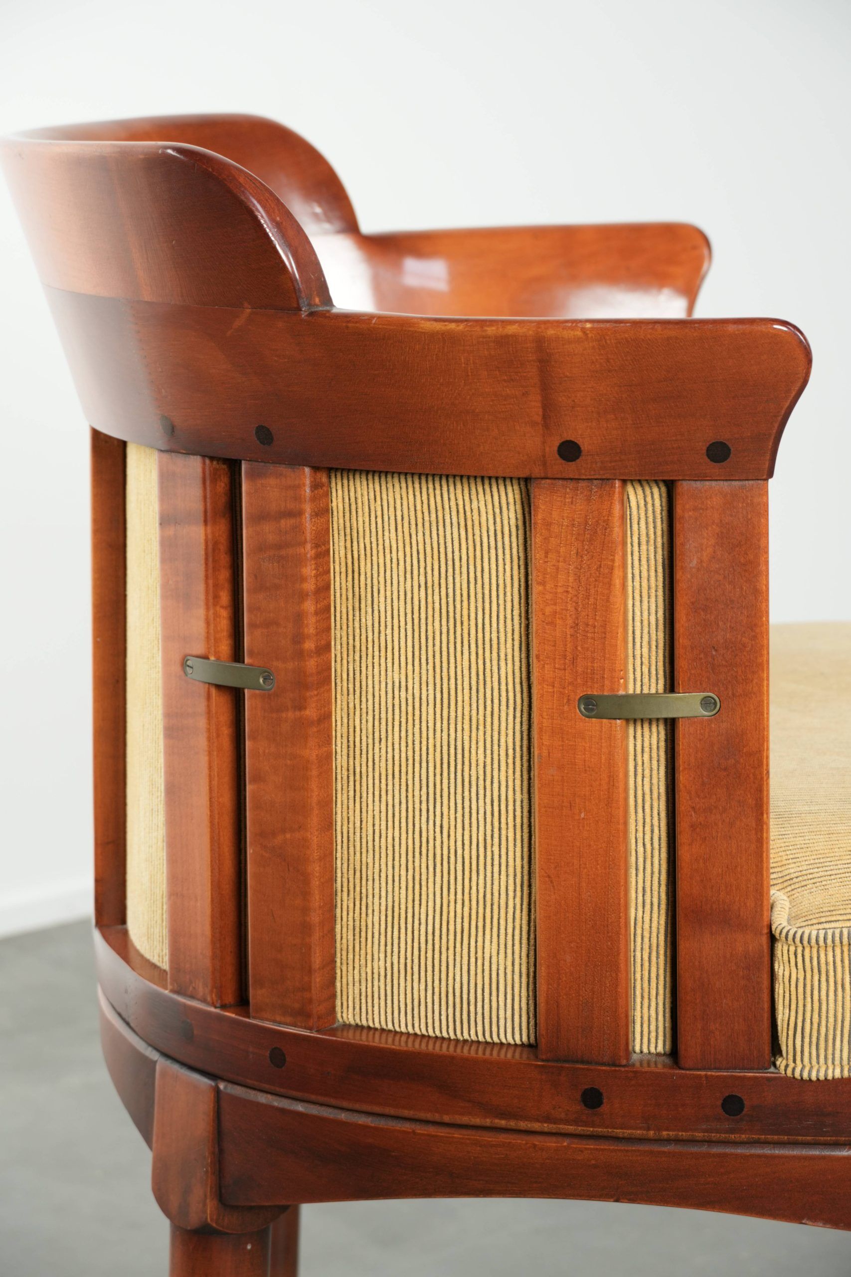 Chaise d'appoint avec un cadre en bois et un revêtement en tissu jaune.
