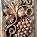 Bas relief en bois, grappe de raisin sculpté