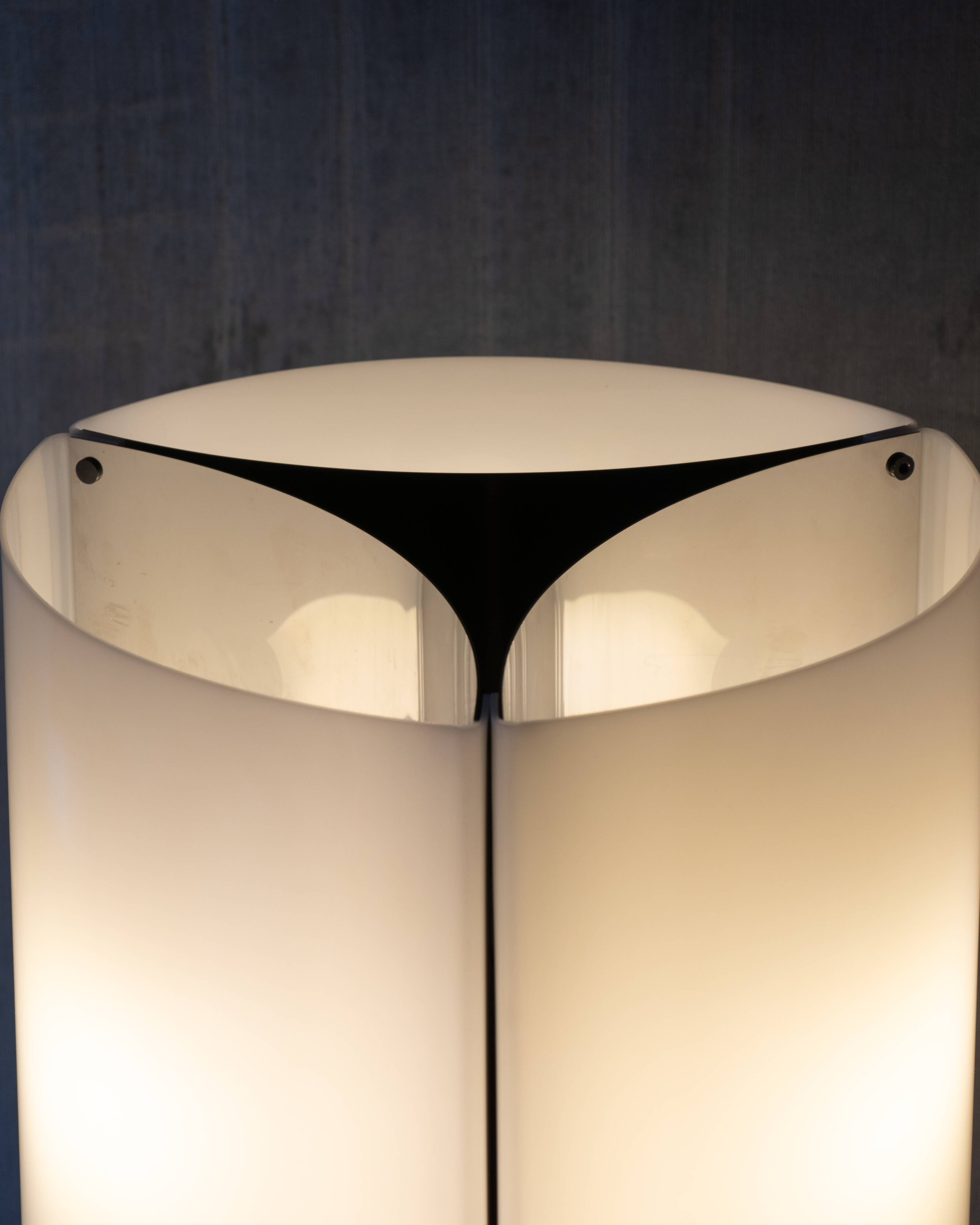 Table lamp model 526/P Massimo Vignelli