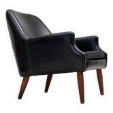 Fauteuil danois des années 1970, en simili cuir, avec des pieds en bois de teck.