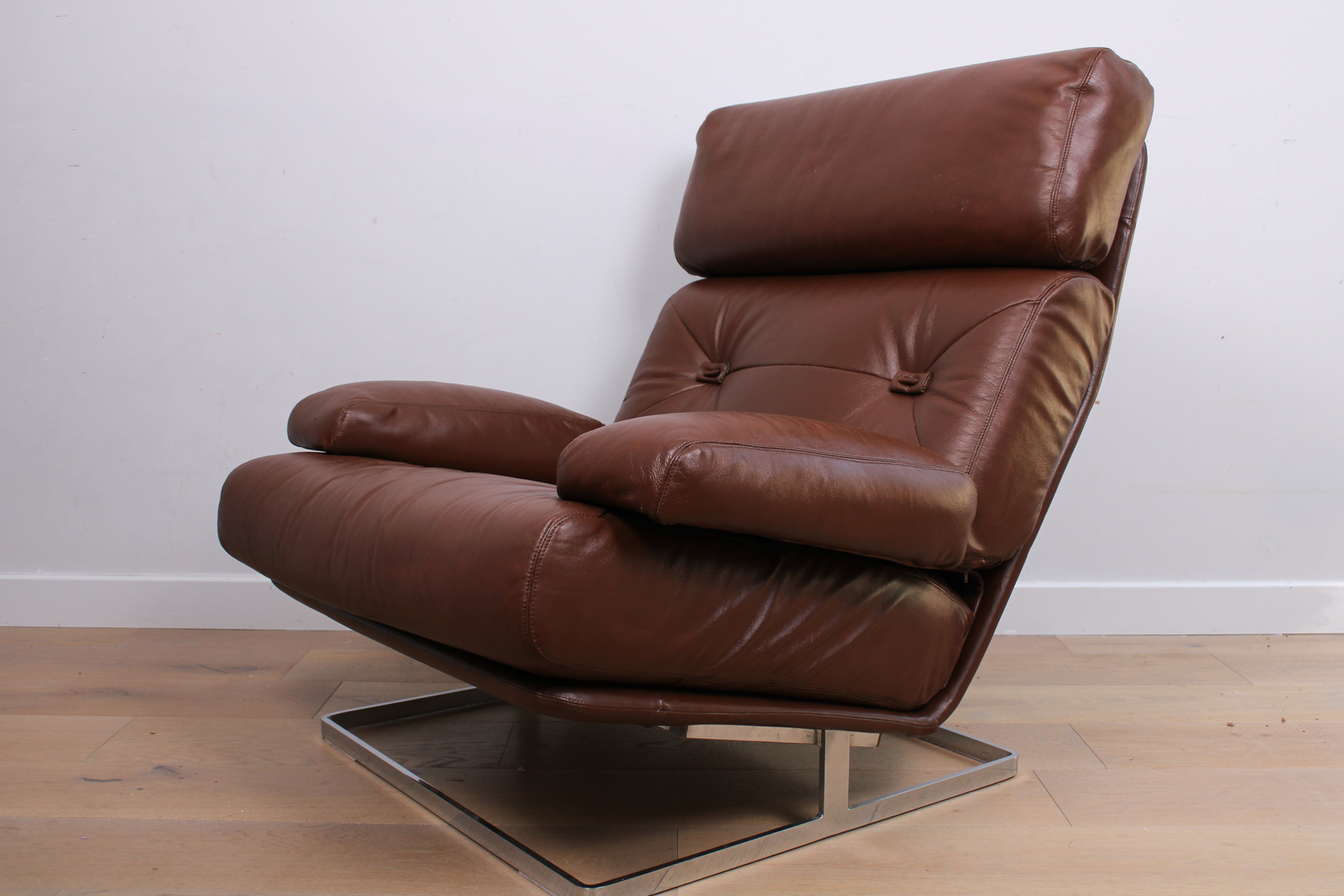 Un fauteuil lounge Nucleus en cuir marron Tetrad vintage des années 50.