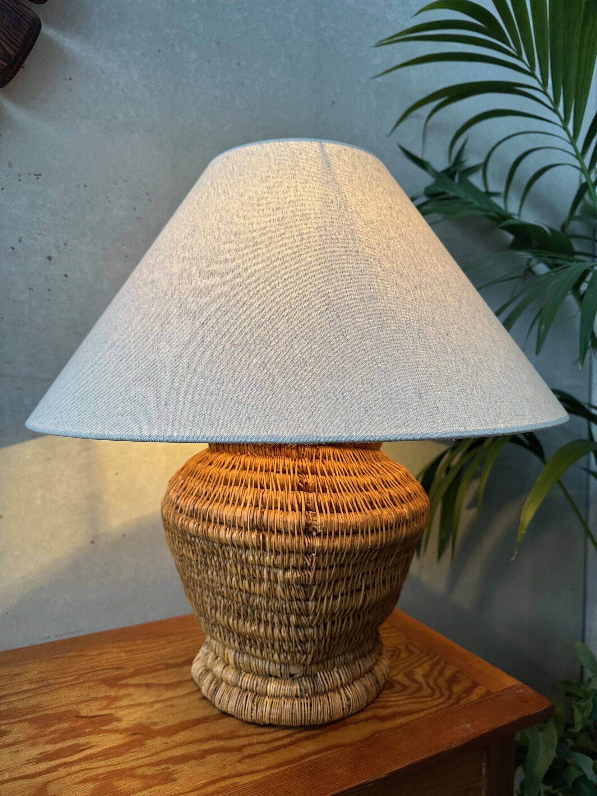 Lampe de table vintage – ancien pichet en rotin