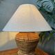 Lampe de table vintage – ancien pichet en rotin