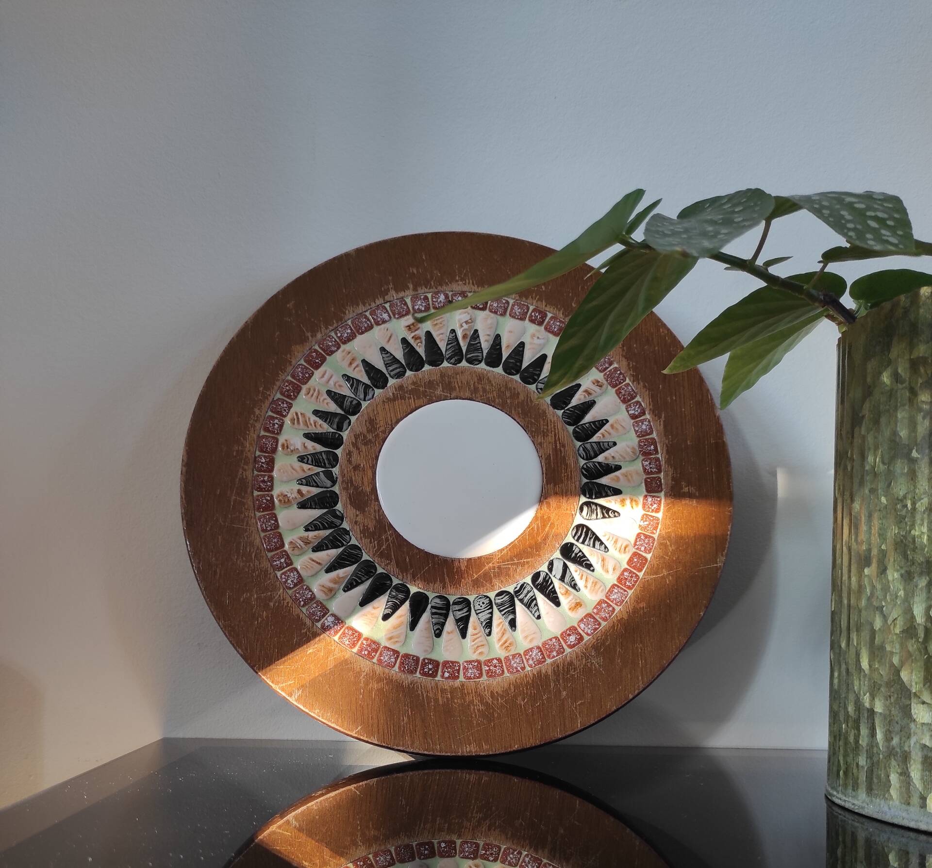 Plateau, dessous de plat brutaliste en bois et mosaïque