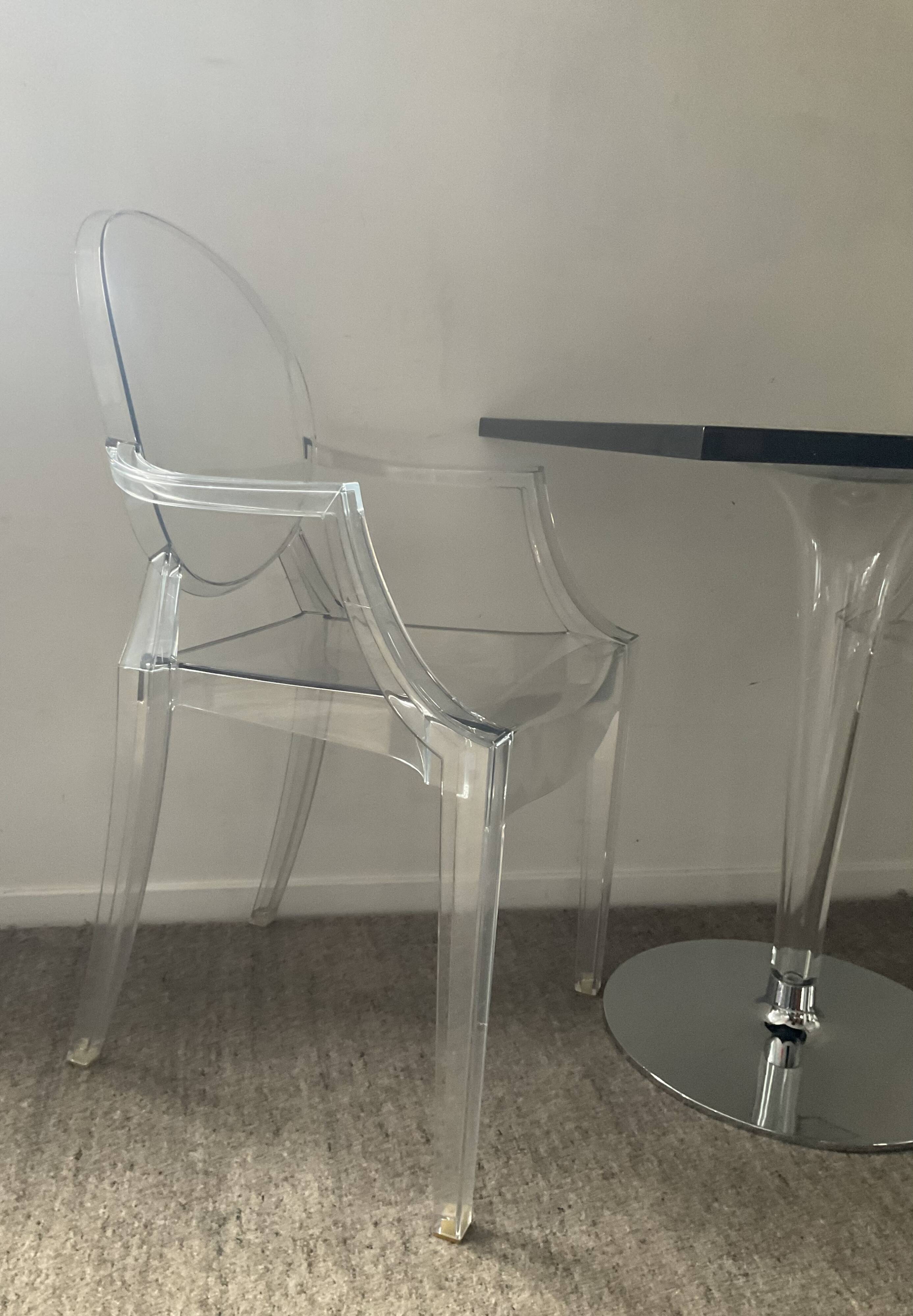 Ensemble Philippe Starck Kartell table à manger Top Top et 2 fauteuils Louis Ghost