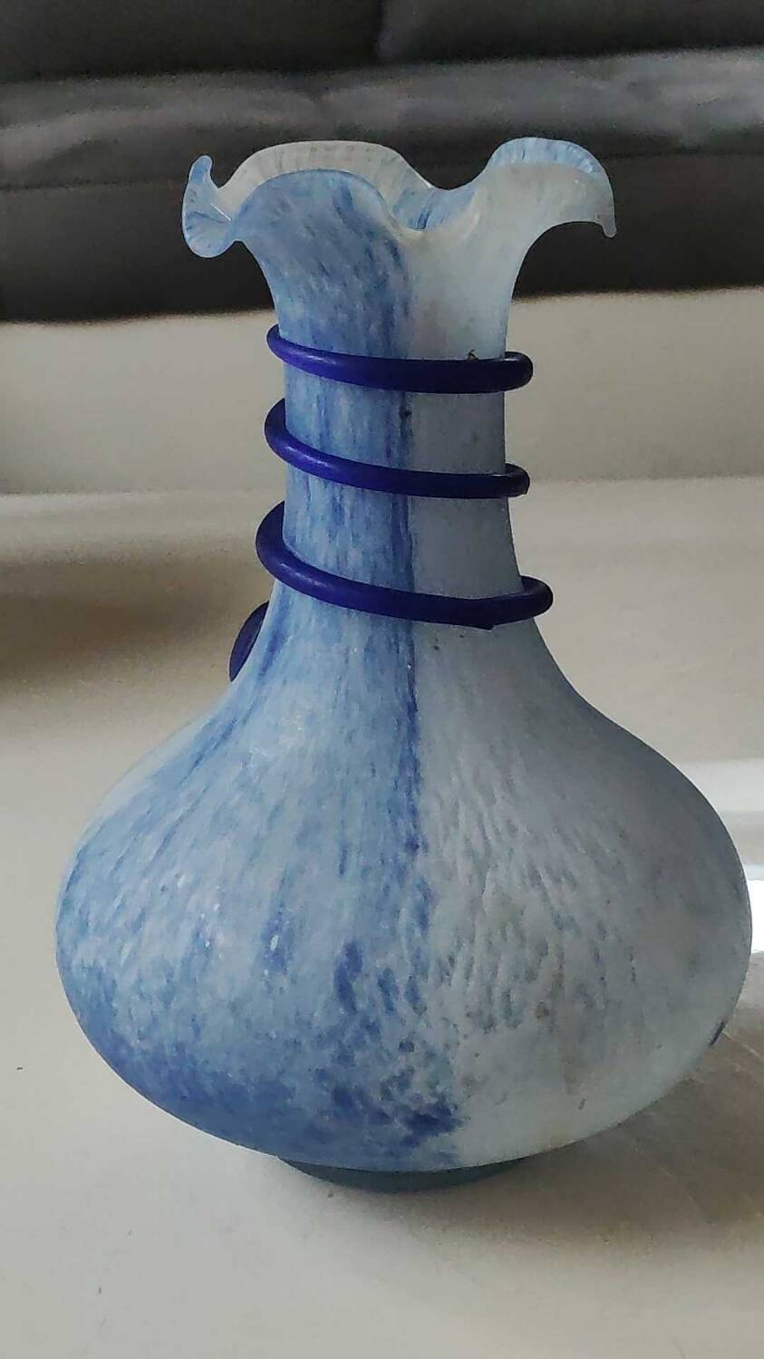 Ball-shaped floral vase, Corolle neck. Arte Murano/Kristall Mery. Blue/white speckled. Dim 23 x 15 cm
