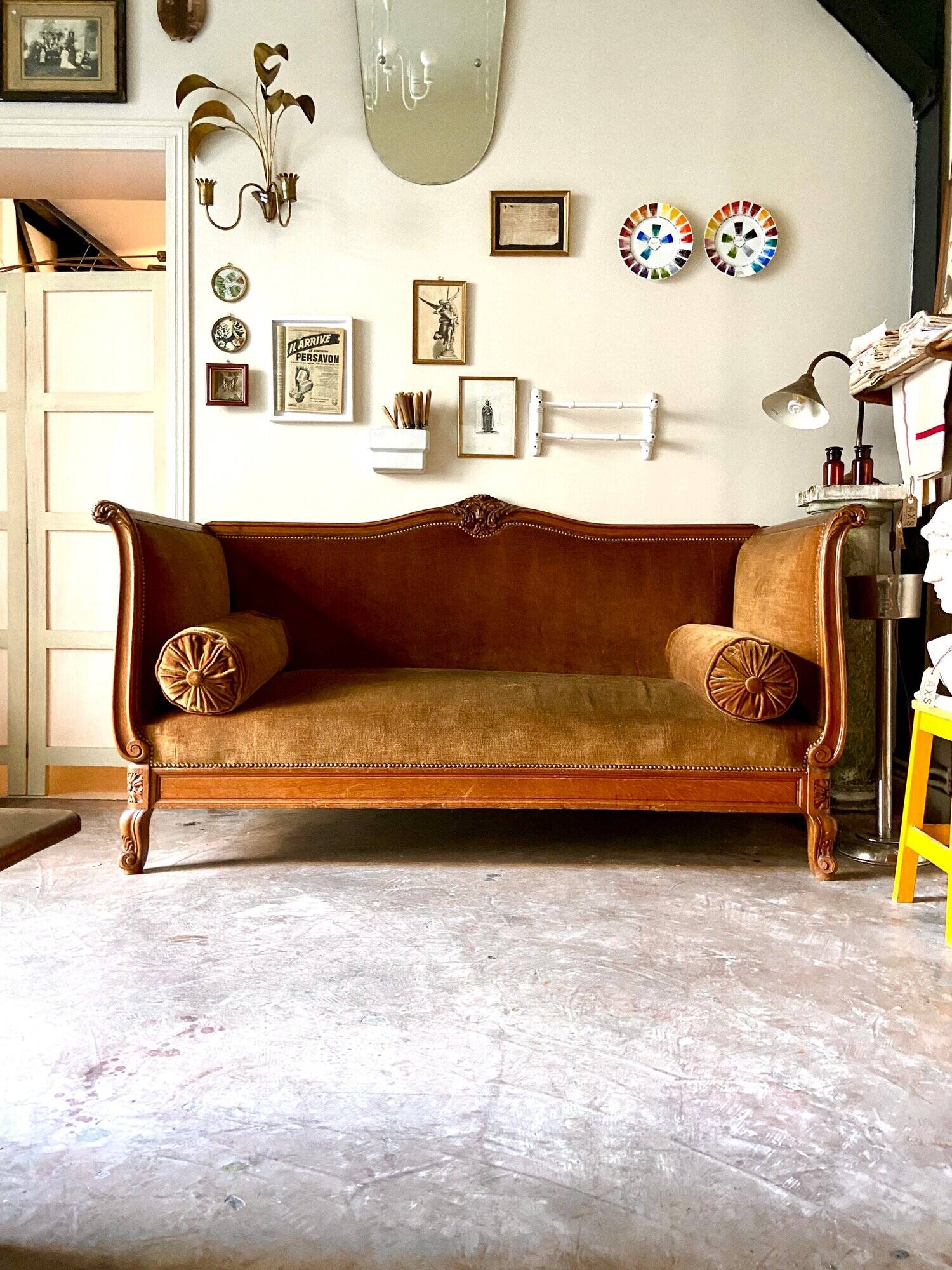 Bench, roller daybed in chiseled wood and ocher velvet, mid-19th century