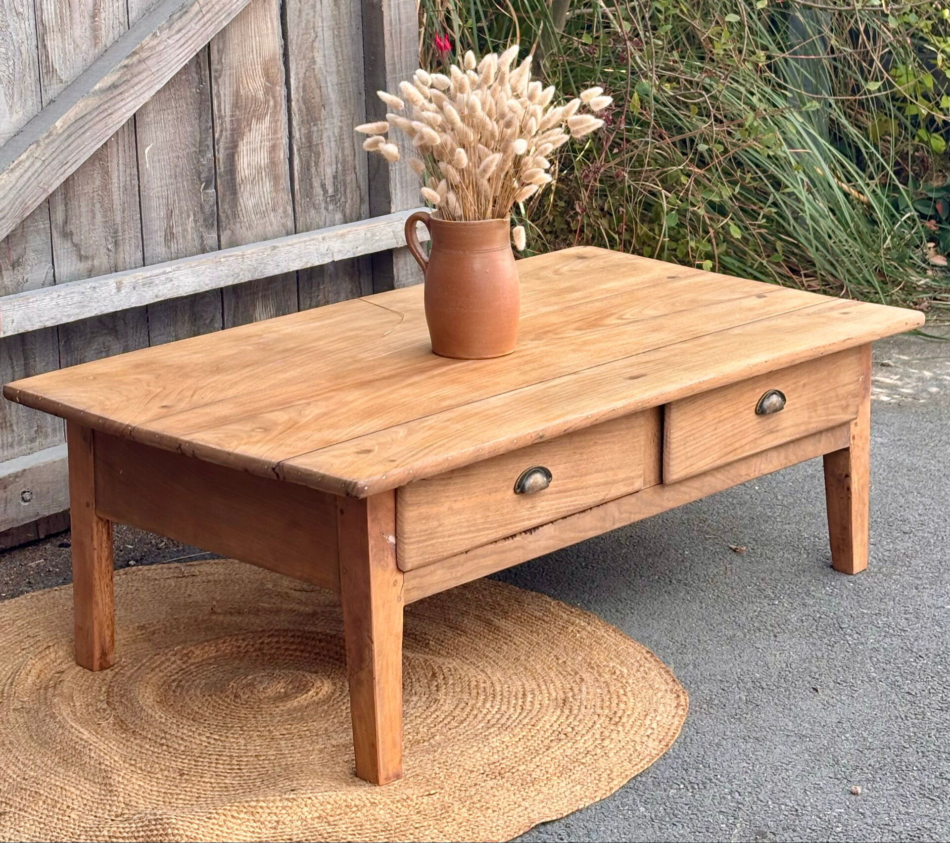 Table basse de ferme ancienne 2 tiroirs en bois massif brut 