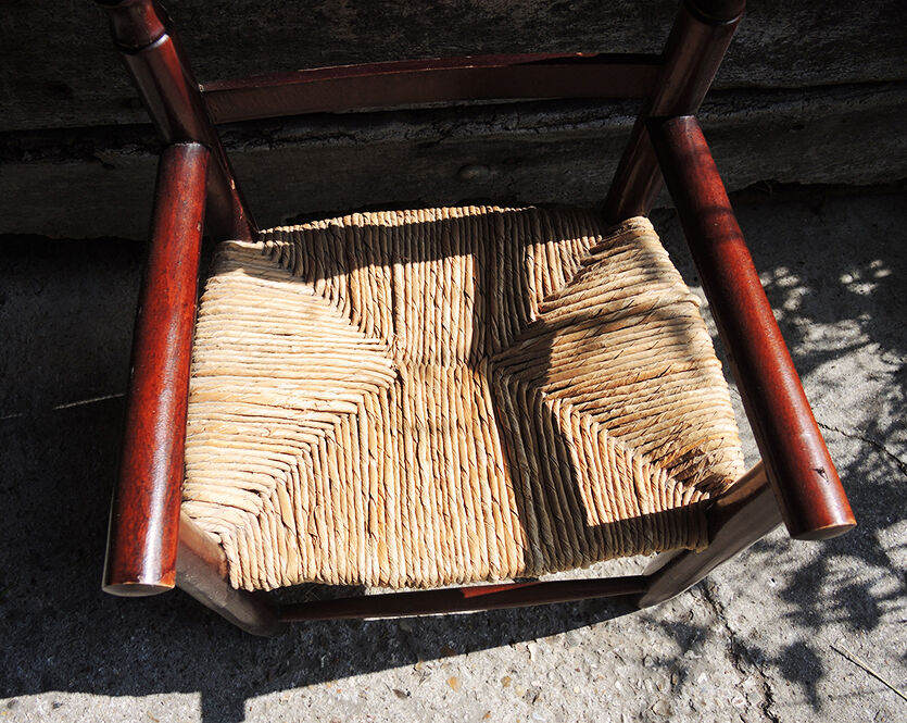 Old children's armchair in wood & straw