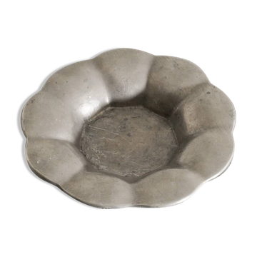 Plat en étain formant une fleur par Estrid Ericson, années 1920