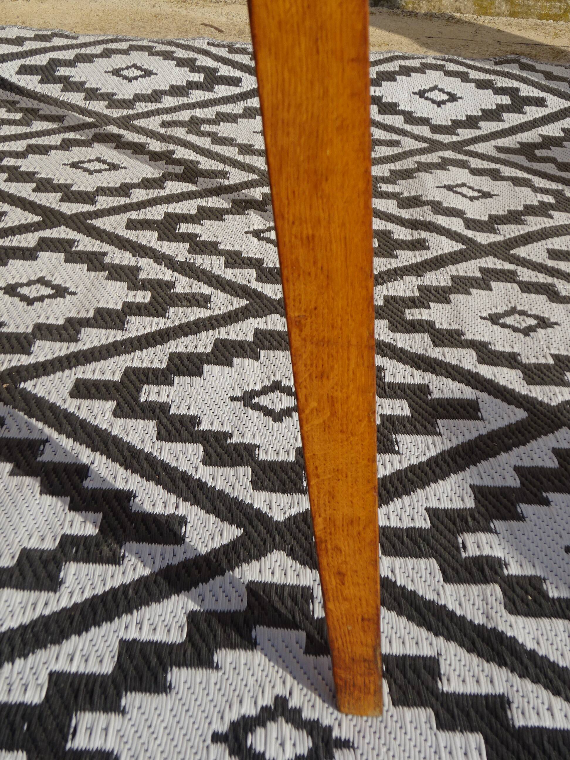 Extendable table, compass legs