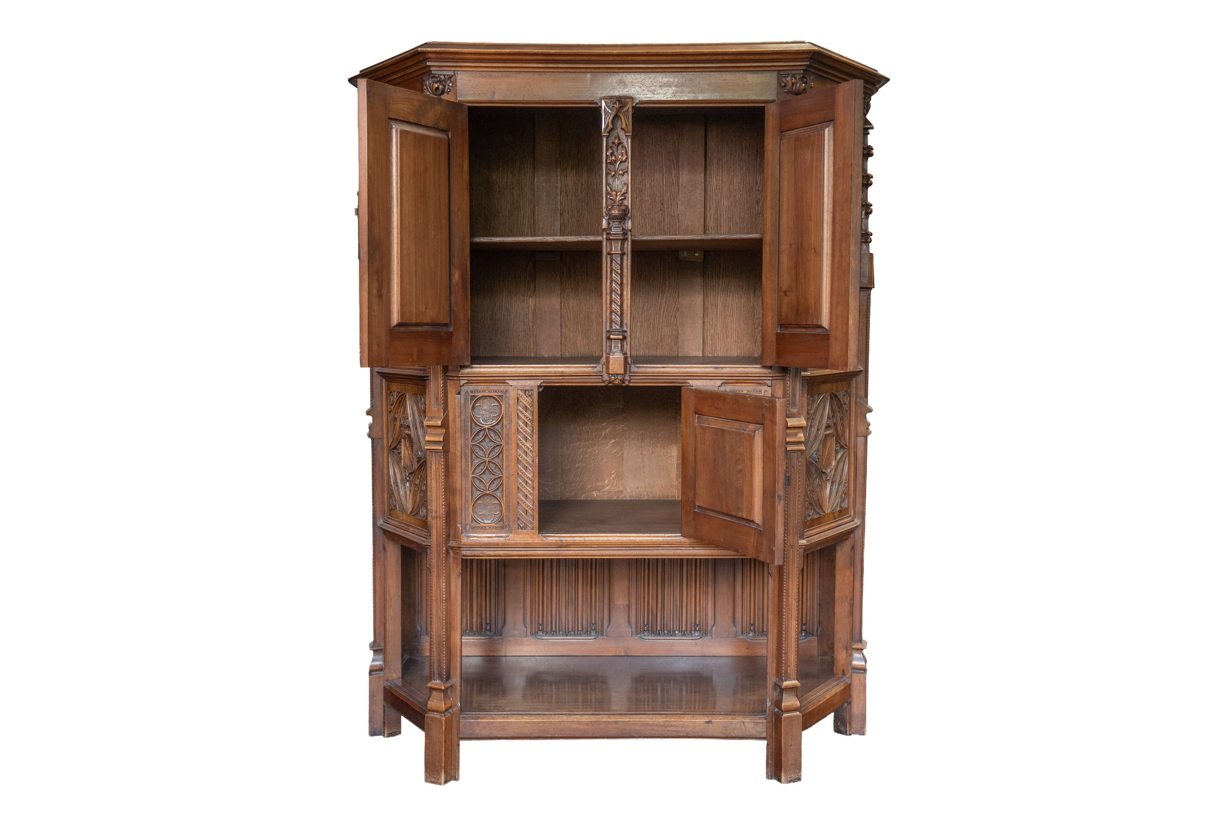 Cabinet, buffet sculpté français de style néo-gothique, fin du XIXe siècle
