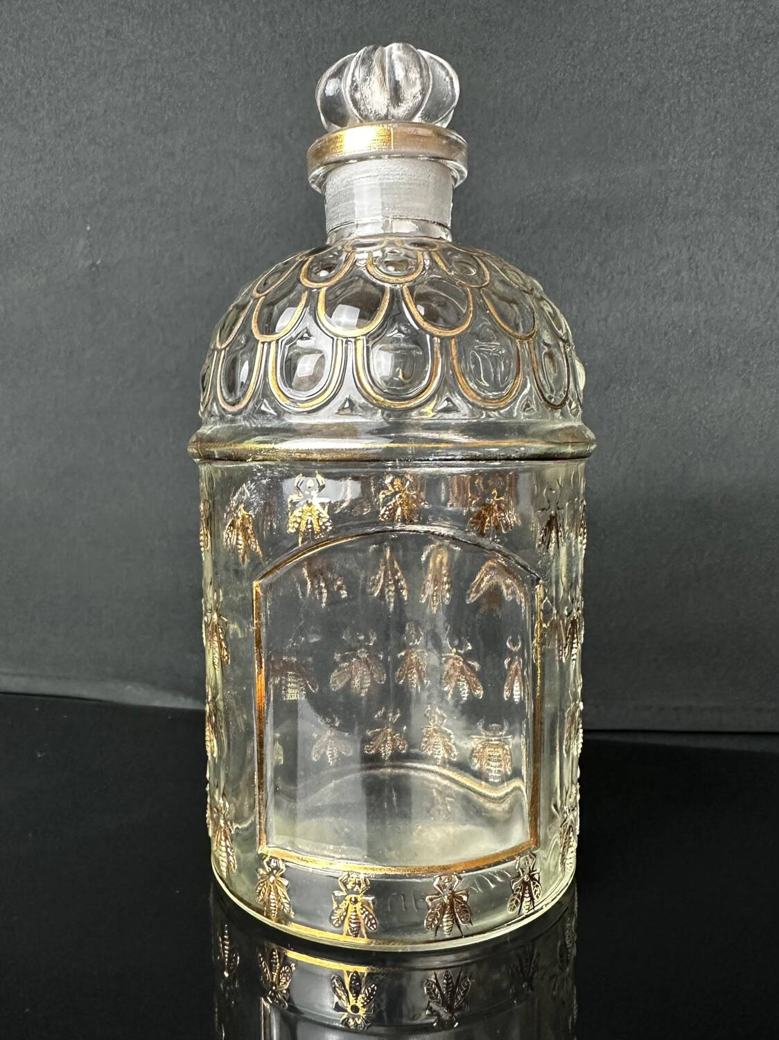 Flacon "Aux Abeilles" Guerlain en verre soufflé et dorure à l'or fin