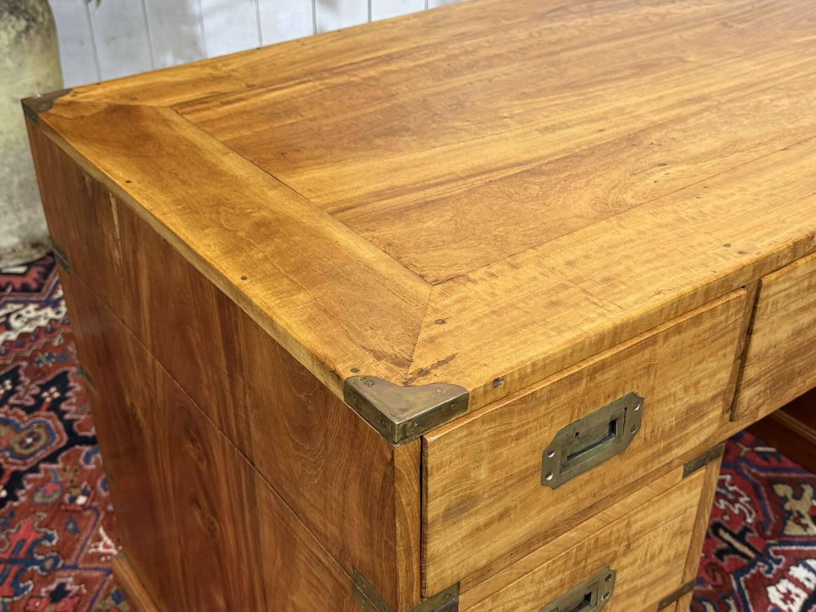 Bureau plat de style marine en acajou blond