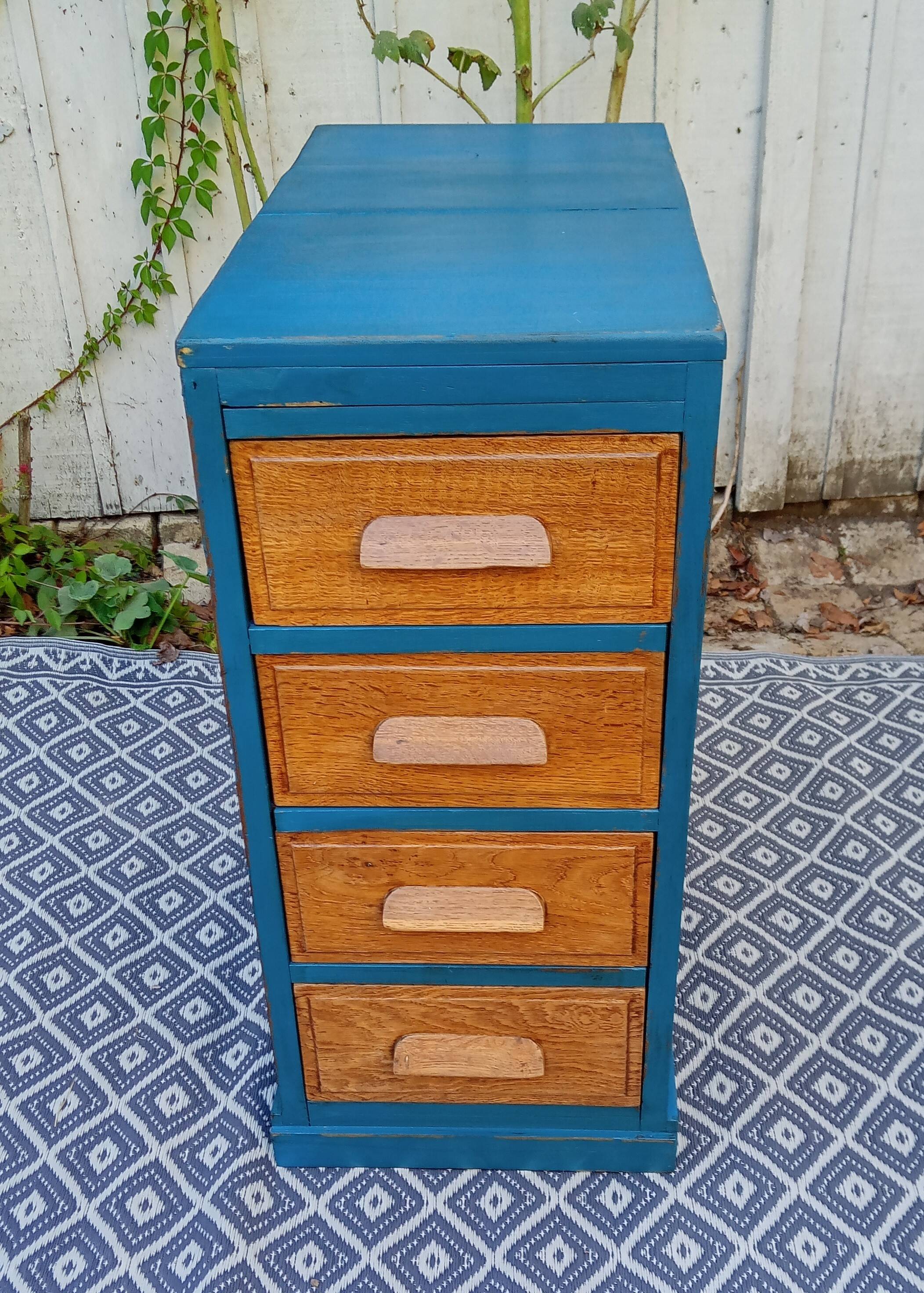 Meuble à tiroirs