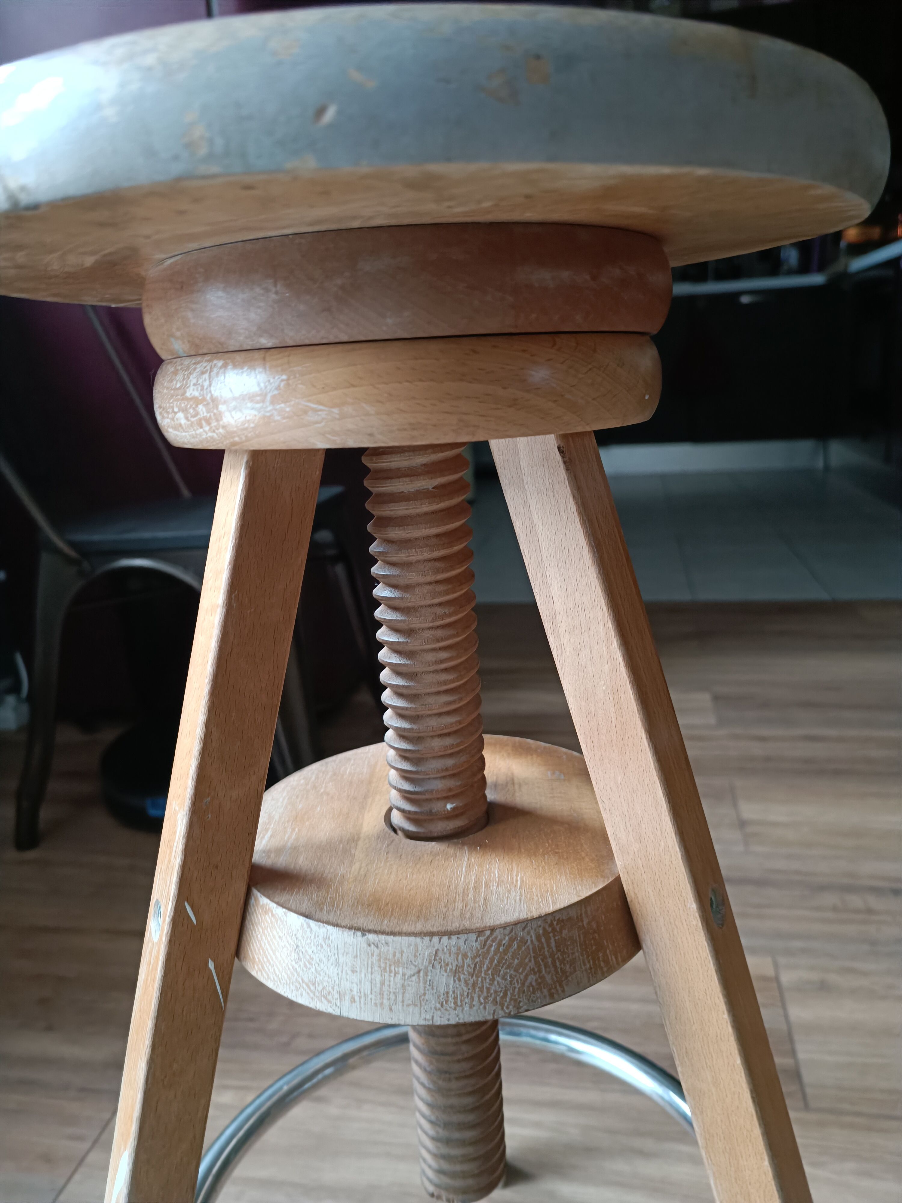 Industrial chair tripodeva screws