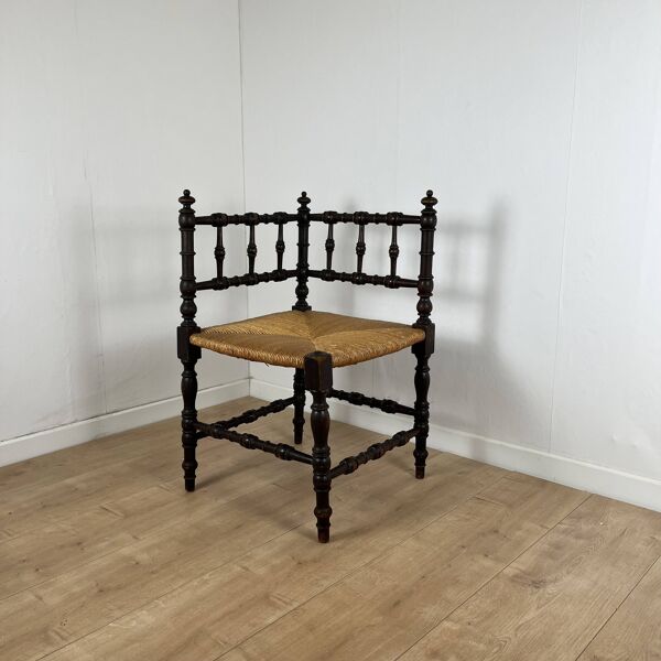 Chaise d'angle en bois sculpté et paille fin XIXème s.