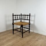 Corner chair in carved wood and straw, late 19th century.