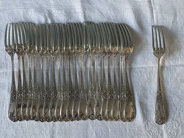 Série de 21 fourchettes de table anciennes en métal argenté