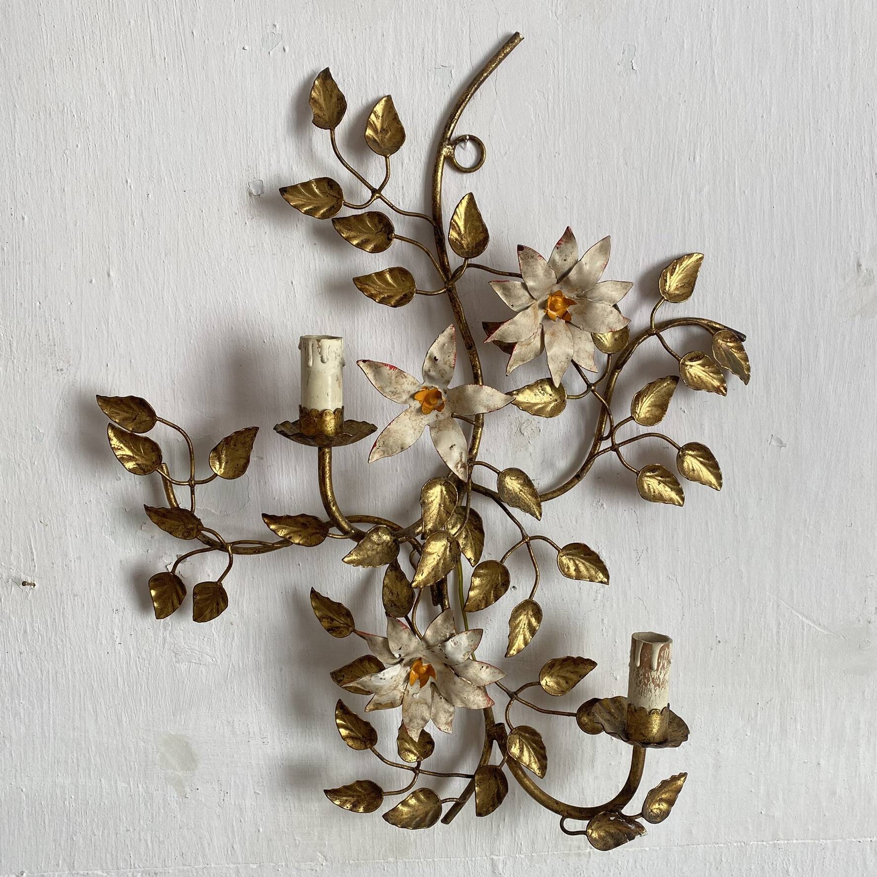 Grande applique fleurs et feuillage en métal doré années 50-60