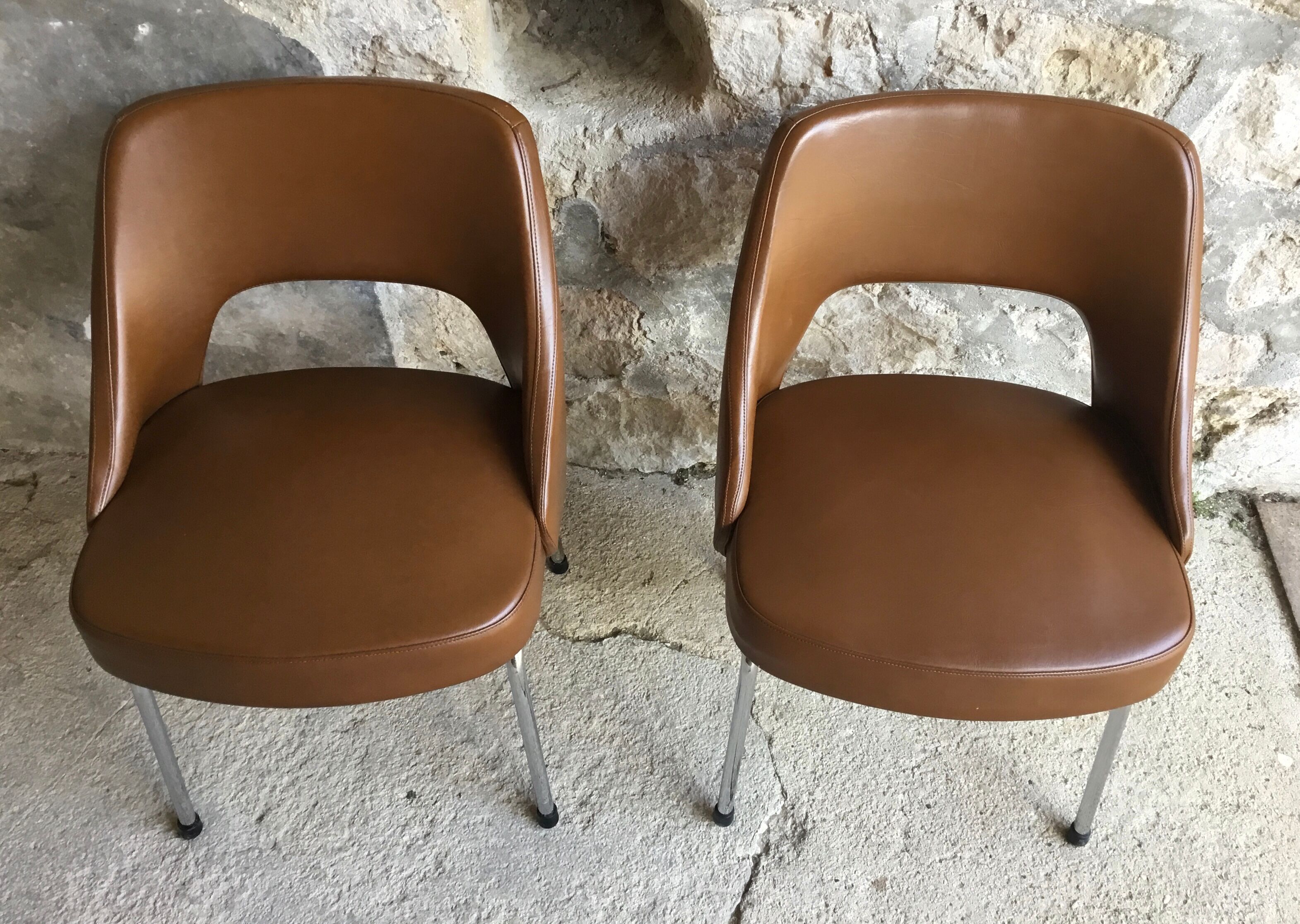 Paire de chaises conférences similicuir marron  1970