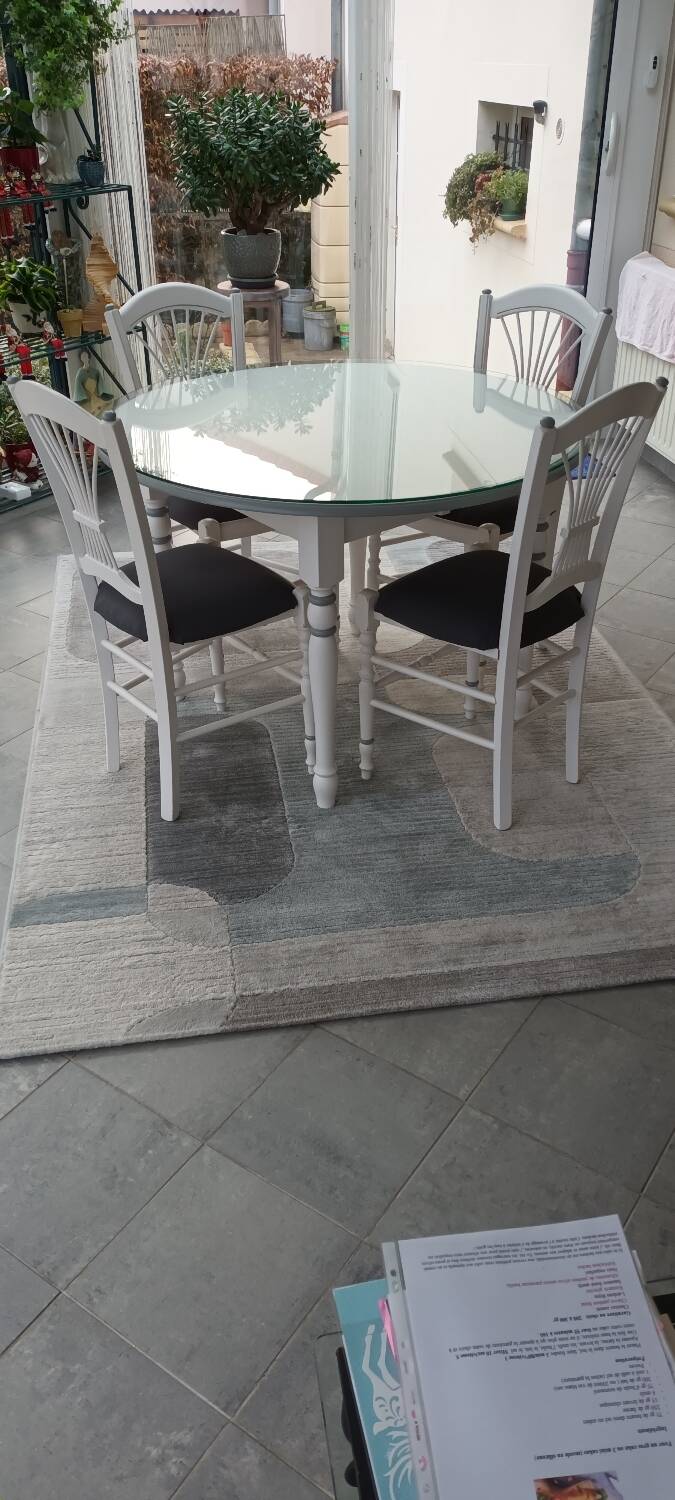 Extendable round table and 4 wooden and straw chairs.