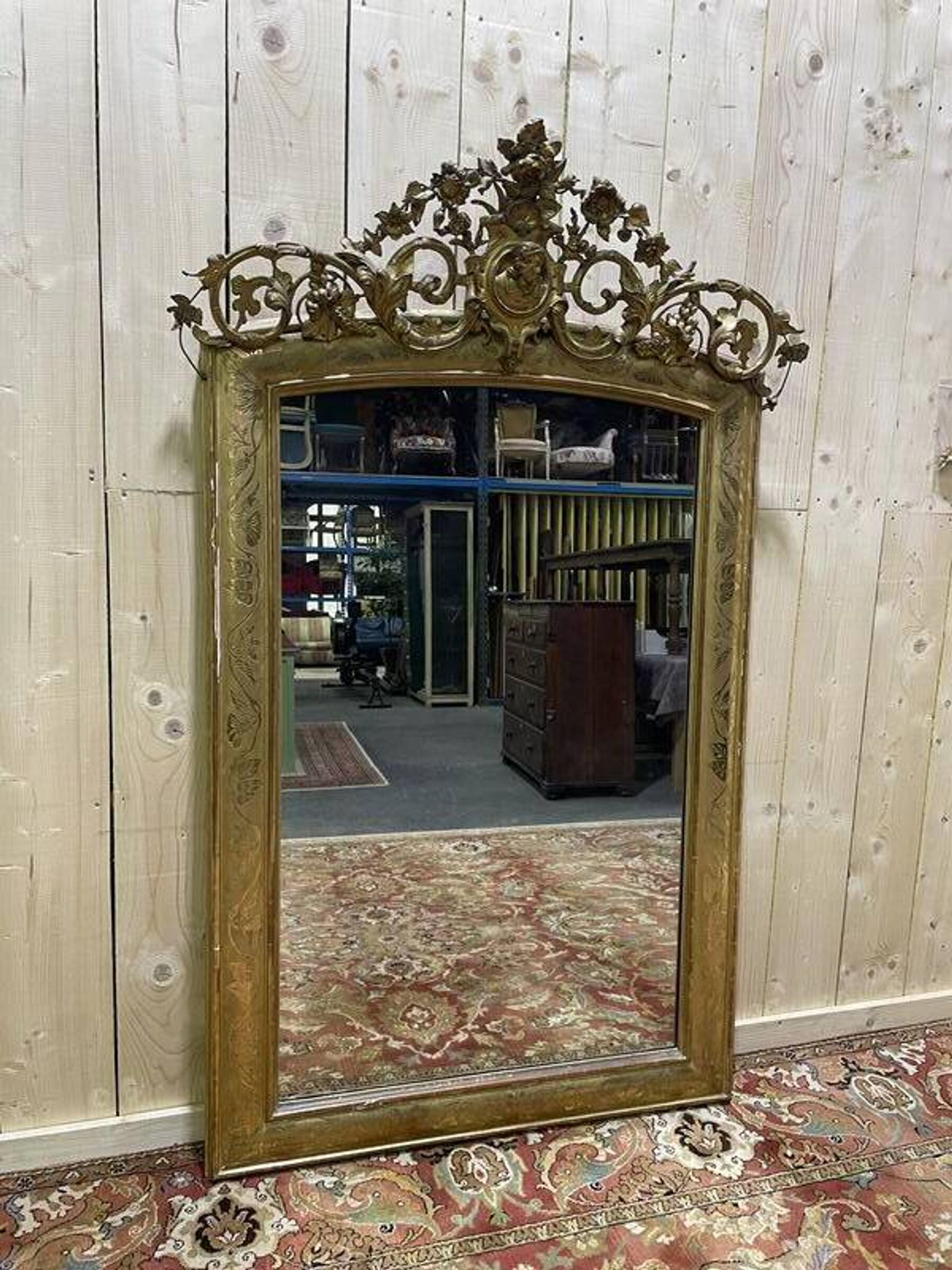 Miroir époque Napoléon III à fronton  à la feuille d'or