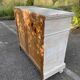 Commode ancienne en bois blanchi dessus en marbre blanc