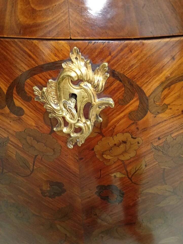 Important Louis XV secretary, in floral marquetry and rich.