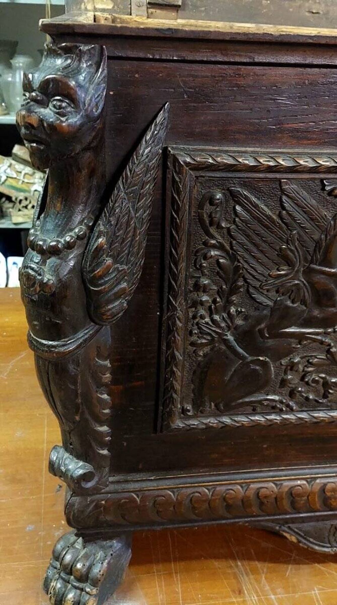 Small finely carved wooden chest, Renaissance style, 19th century, Tuscany