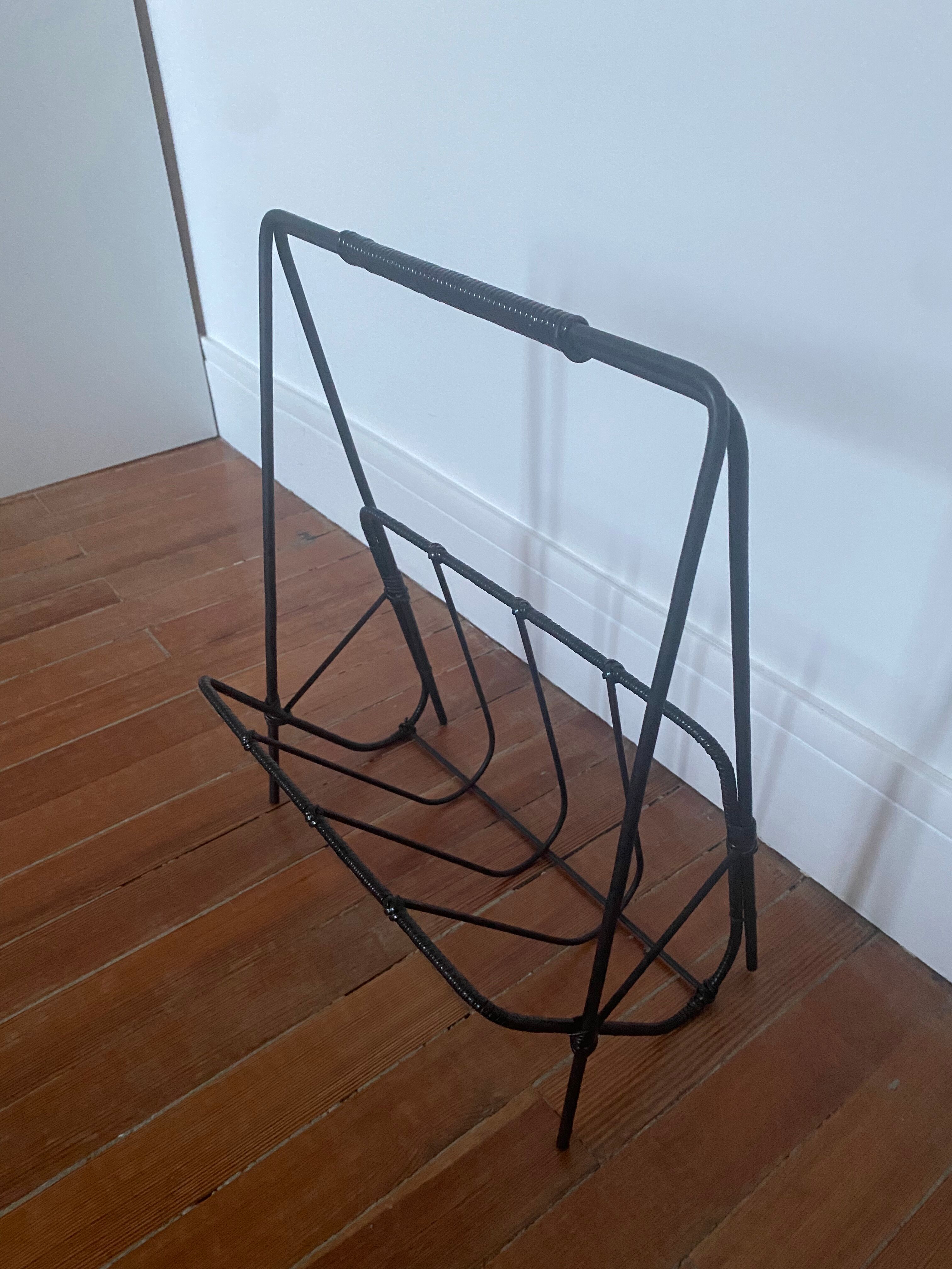 Magazine holders black metal and scoubidou