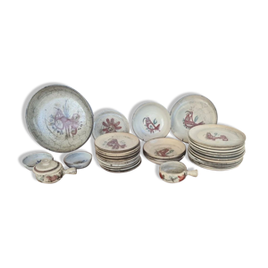 Ensemble de 33 assiettes, Atelier