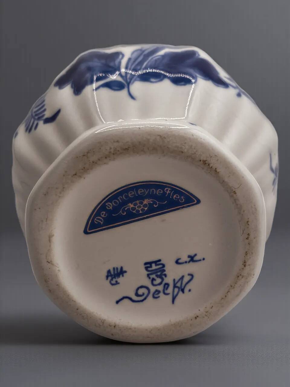 Vase en porcelaine Royal Delft Porceleyne Fles peint à la main, signé par l'artiste, bleu et blanc.