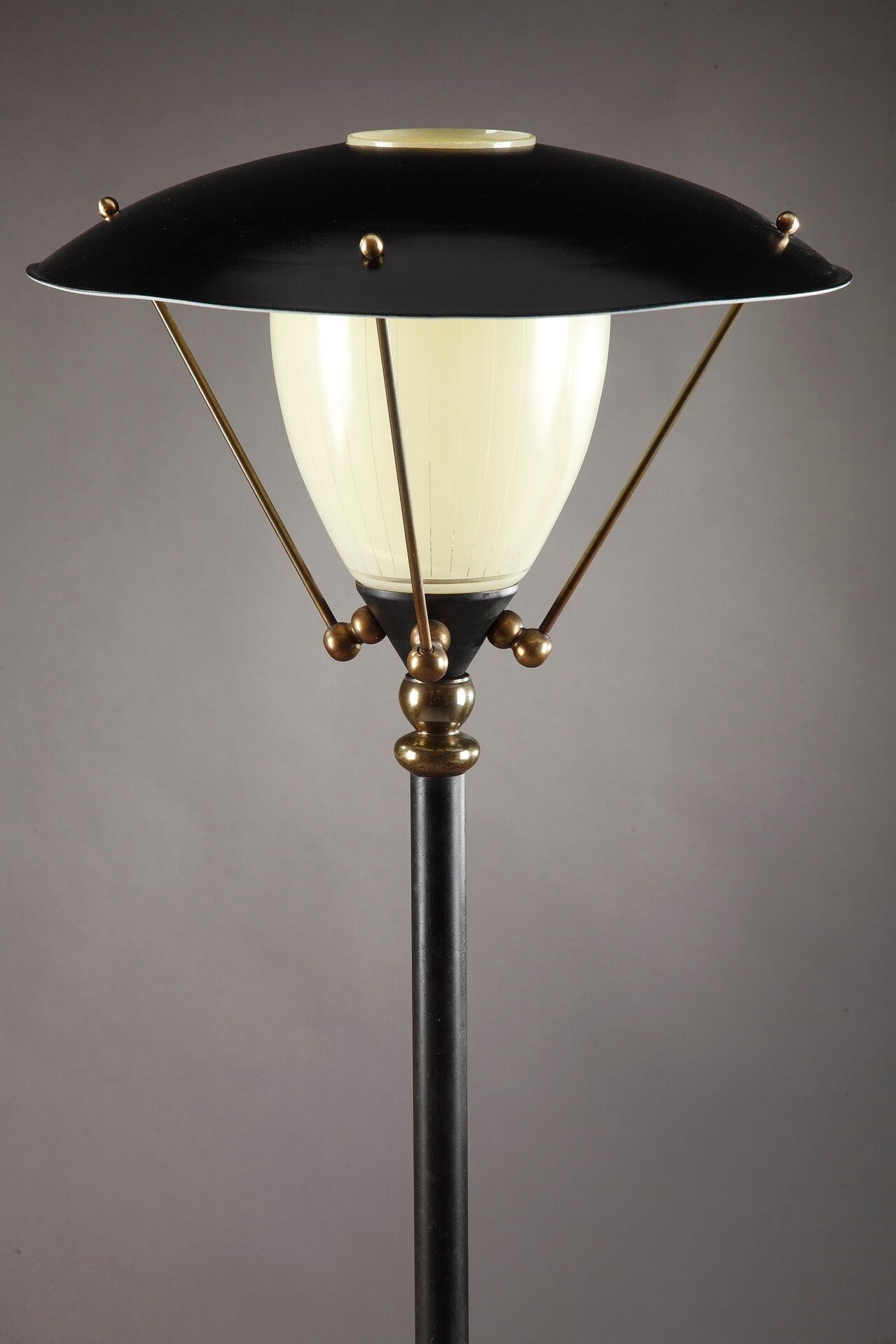 Lampadaire tripode de forme réverbère en fer et verre