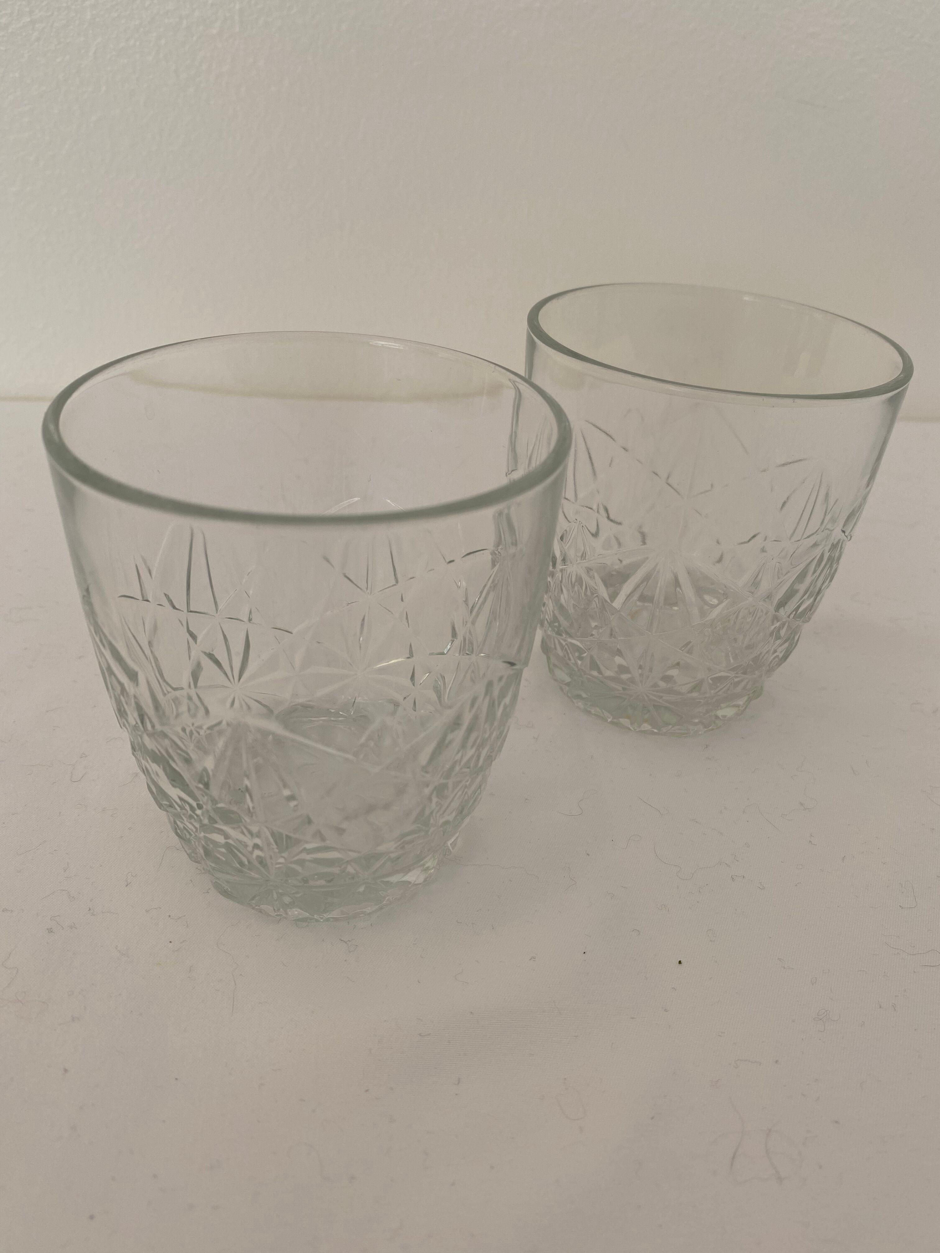 Set of 2 glasses with chissed water