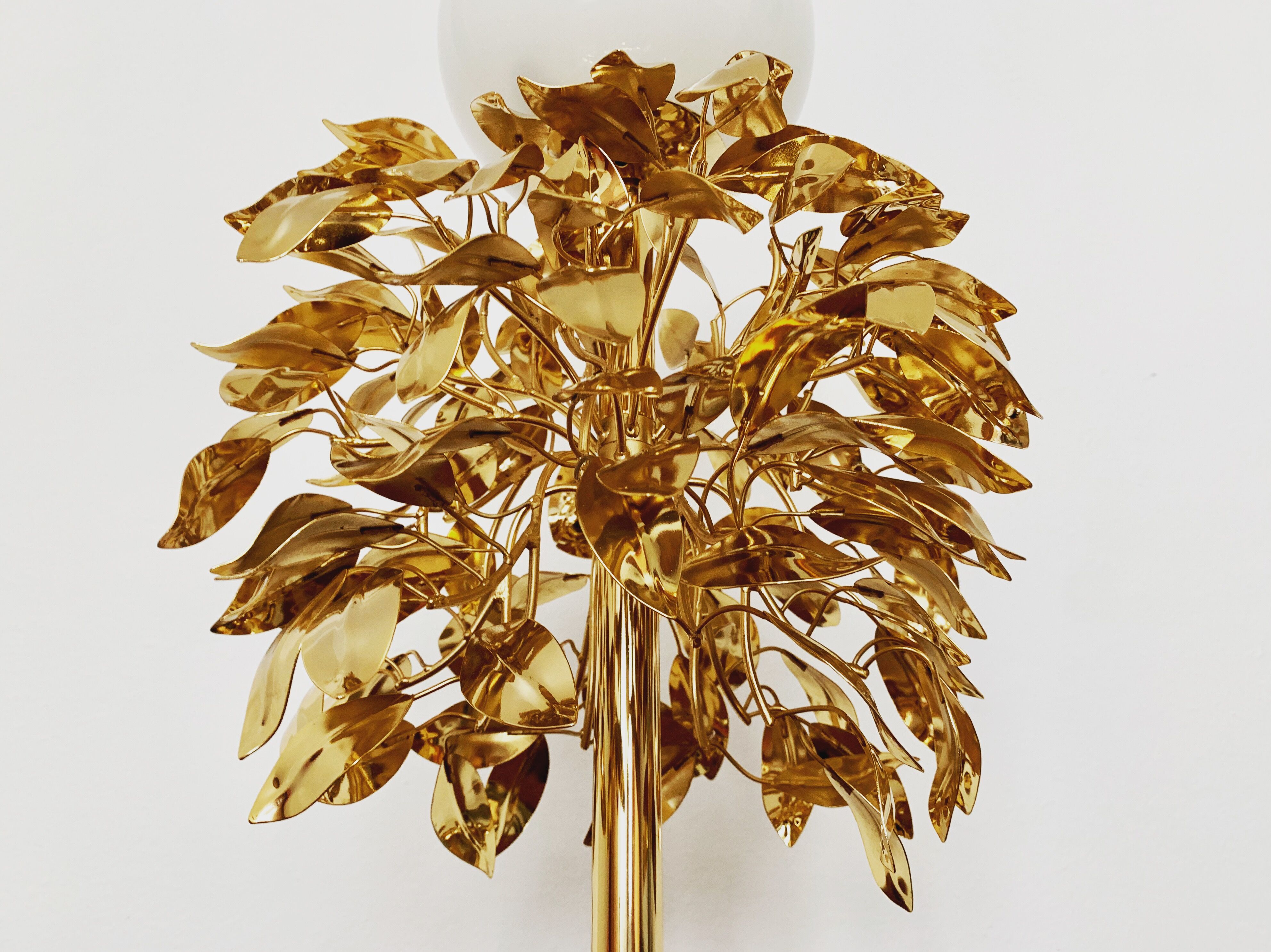 Gilded  italian Hollywood Regency bay leaf table lamp by Sergio Terzani