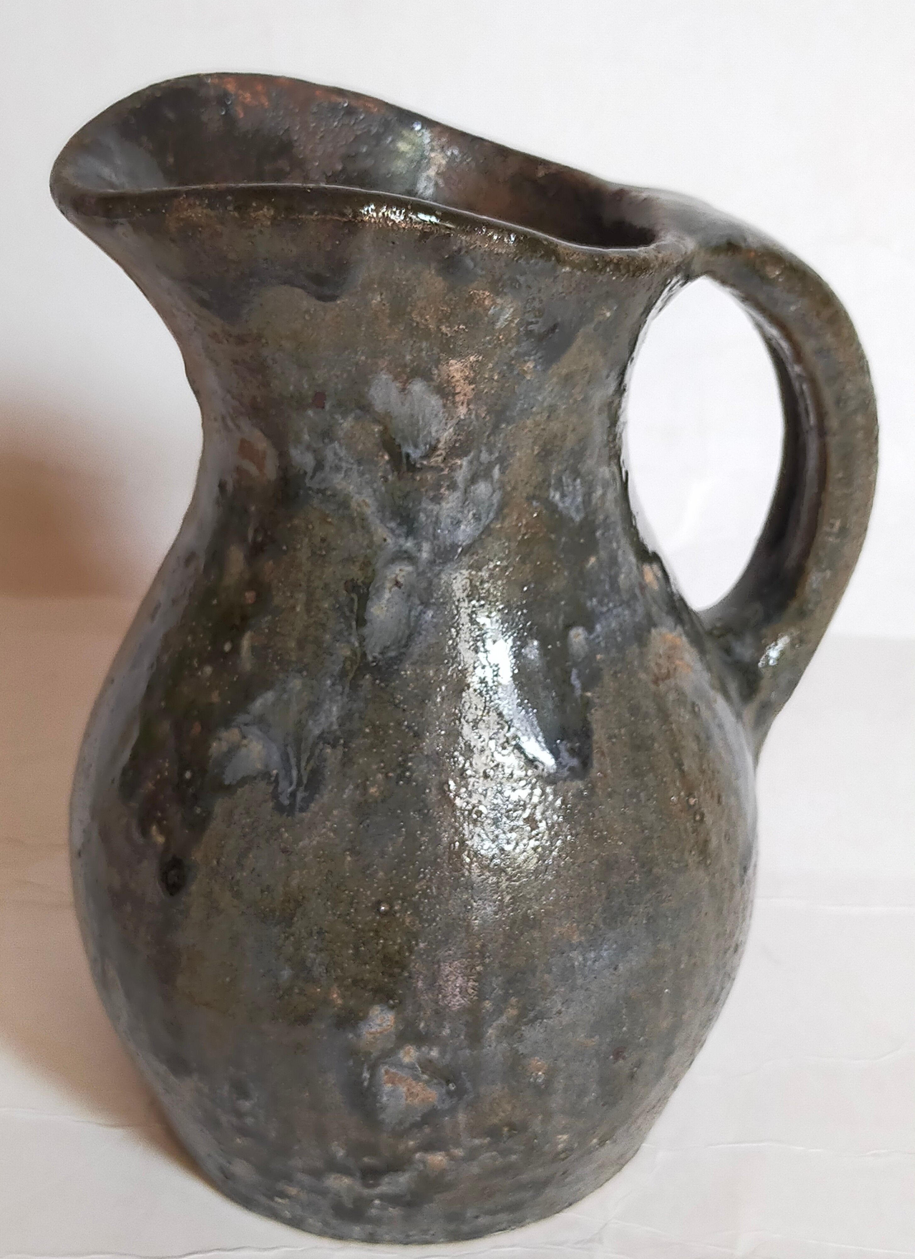Potter's pitcher Art-popular in old enamelled earth