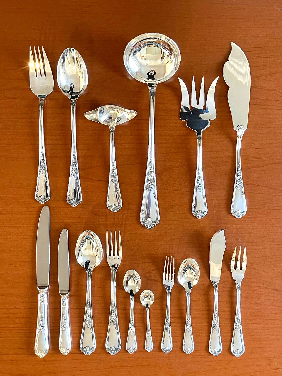 Ercuis cutlery set, 124 pieces, Louis XV style, in near-new condition.