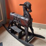 Cheval à bascule en bois sculpté ancien