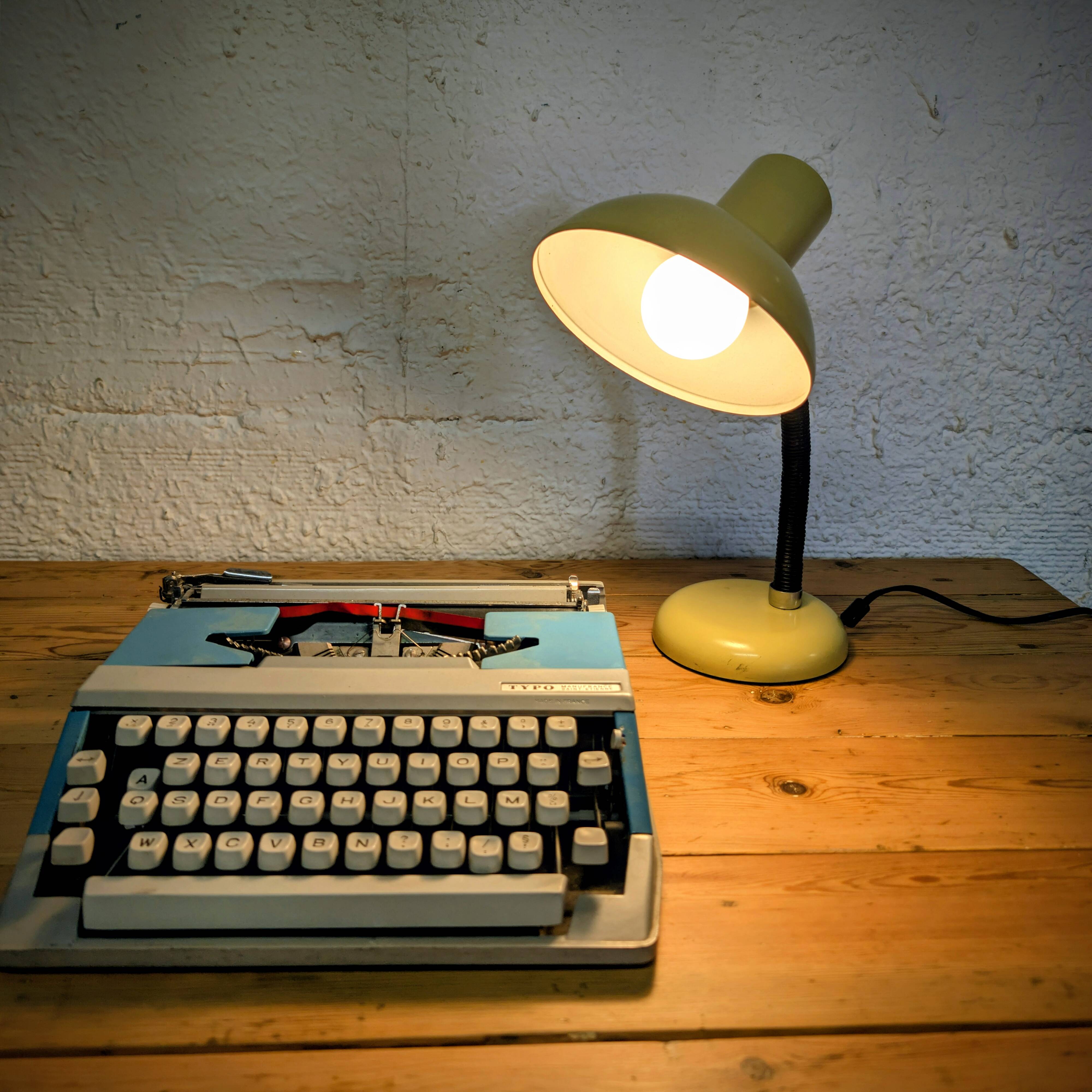 Articulated desk lamp