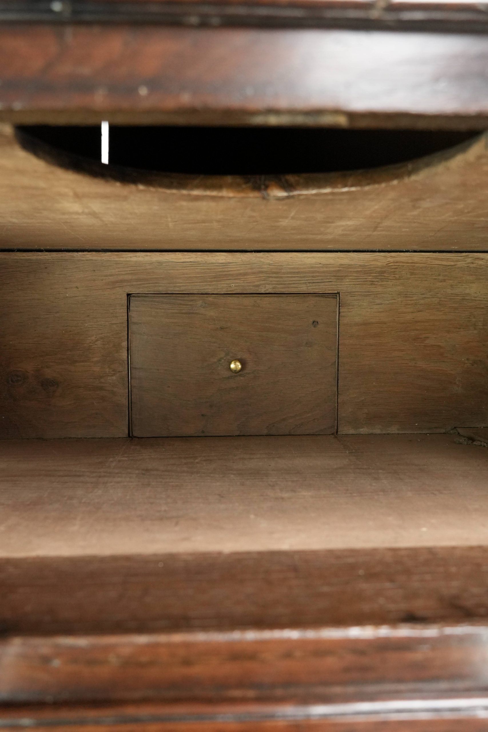 Commode anglaise antique du XVIIIe siècle en chêne.