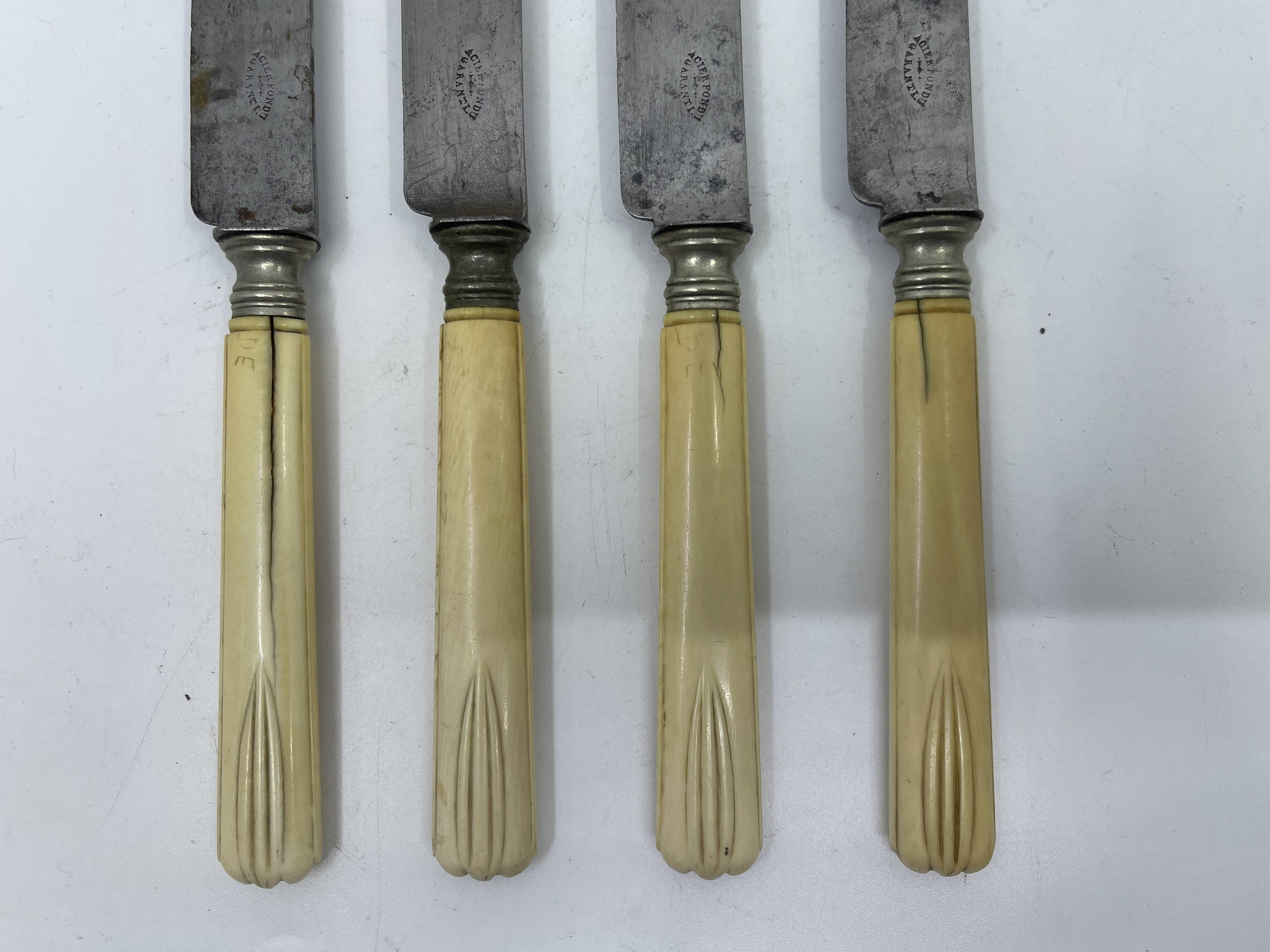 4 couteaux à déjeuner manche ivoire strié