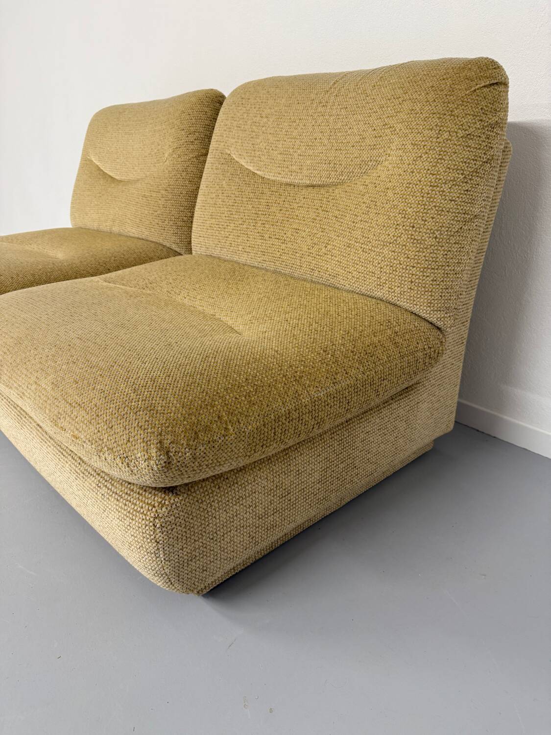Ancien canapé 2 places convertible en velour design des années 70 vintage