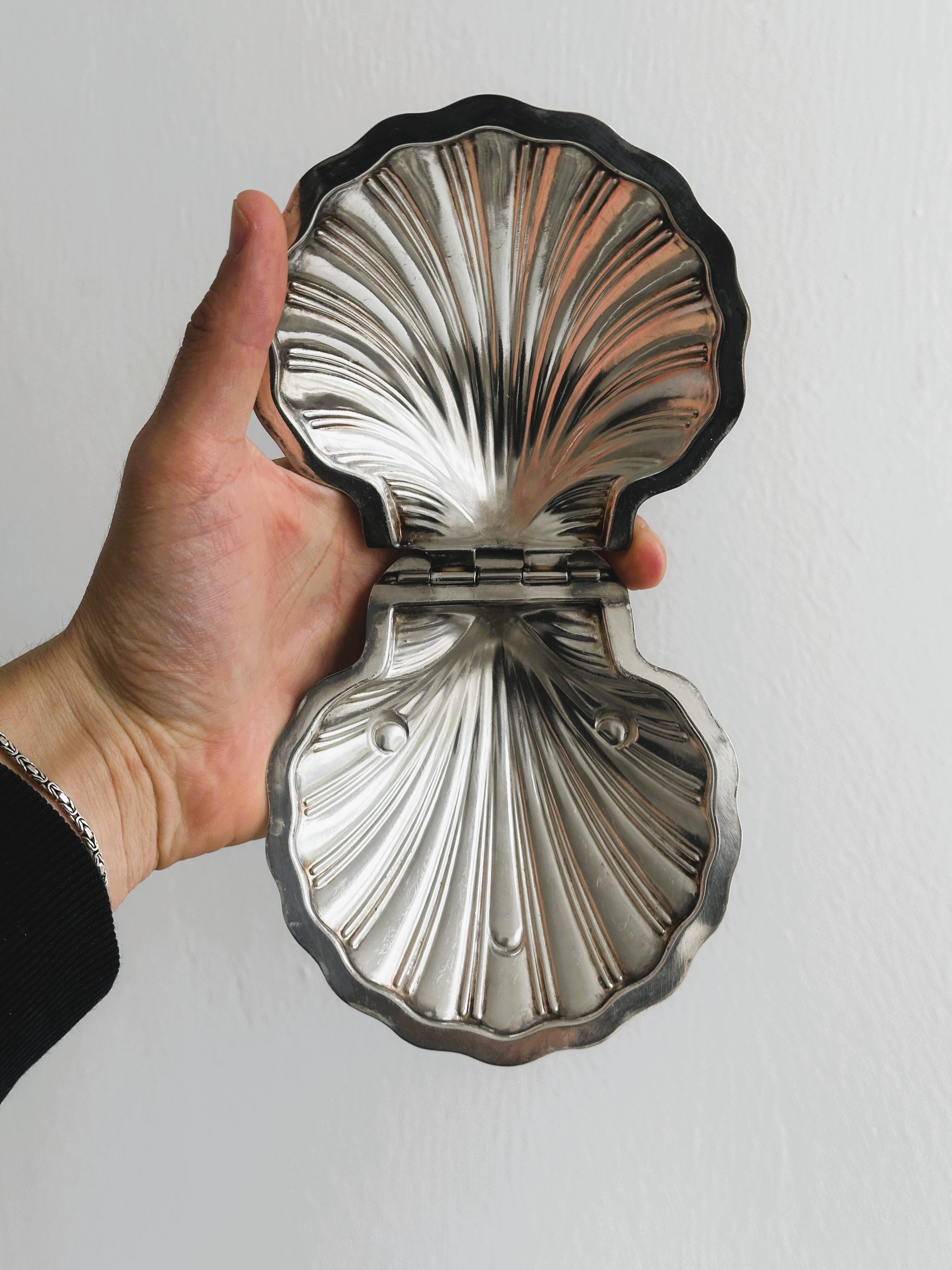 shell box in silver metal and worked glass