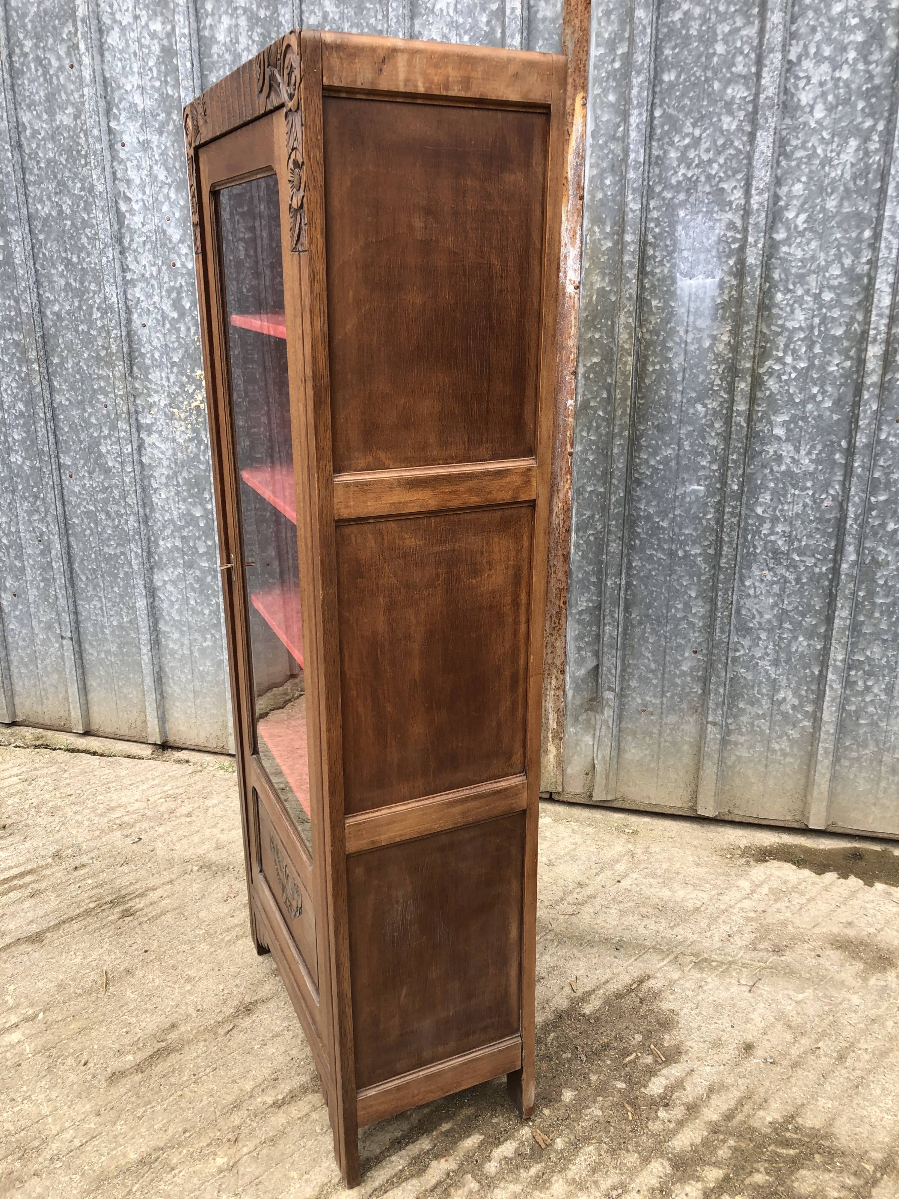 Art deco oak display cabinet with 1 glass door.
